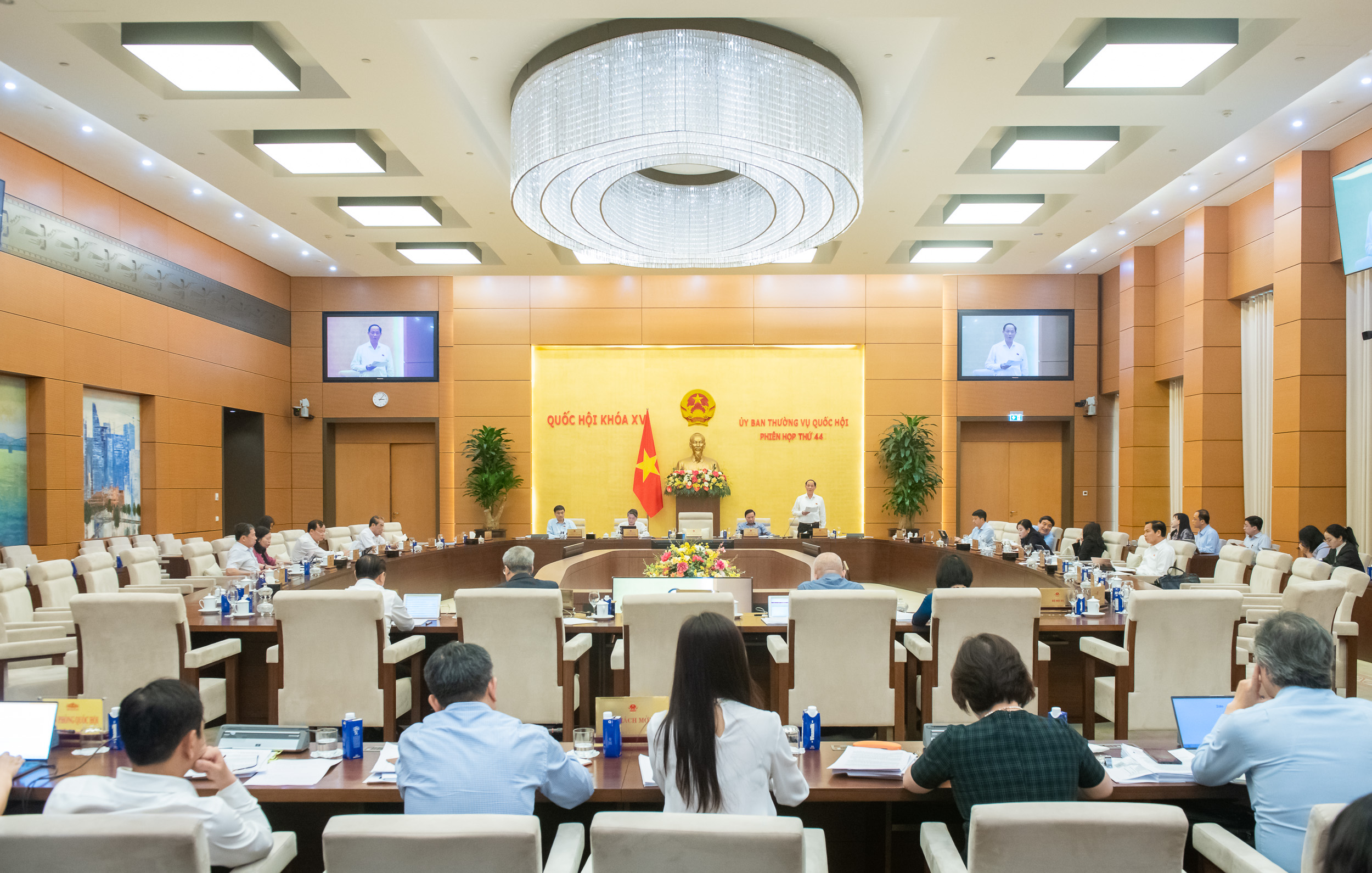 قومی اسمبلی کی قائمہ کمیٹی فنون کے مخصوص پیشہ ورانہ شعبوں اور پیشوں کی تربیت سے متعلق قرارداد کے مسودے پر رائے دے رہی ہے - تصویر 1۔ Ủy ban Thường vụ Quốc hội cho ý kiến về dự thảo Nghị quyết đào tạo các ngành, nghề chuyên môn đặc thù trong lĩnh vực nghệ thuật - Ảnh 1.