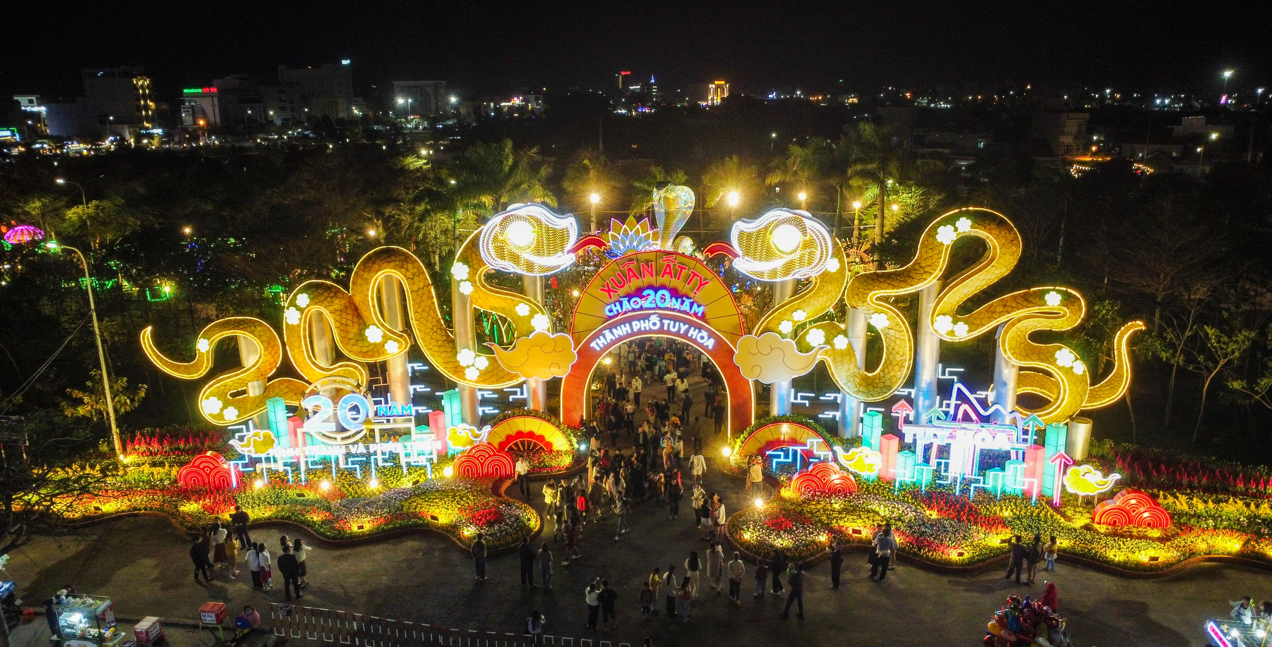 Phu Yen៖ ខិតខំទាក់ទាញភ្ញៀវទេសចរឲ្យបានជាង៣០លាននាក់នៅឆ្នាំ២០៥០ - រូបថត ១. Phú Yên: Phấn đấu năm 2050 thu hút được trên 30 triệu lượt khách du lịch - Ảnh 1.