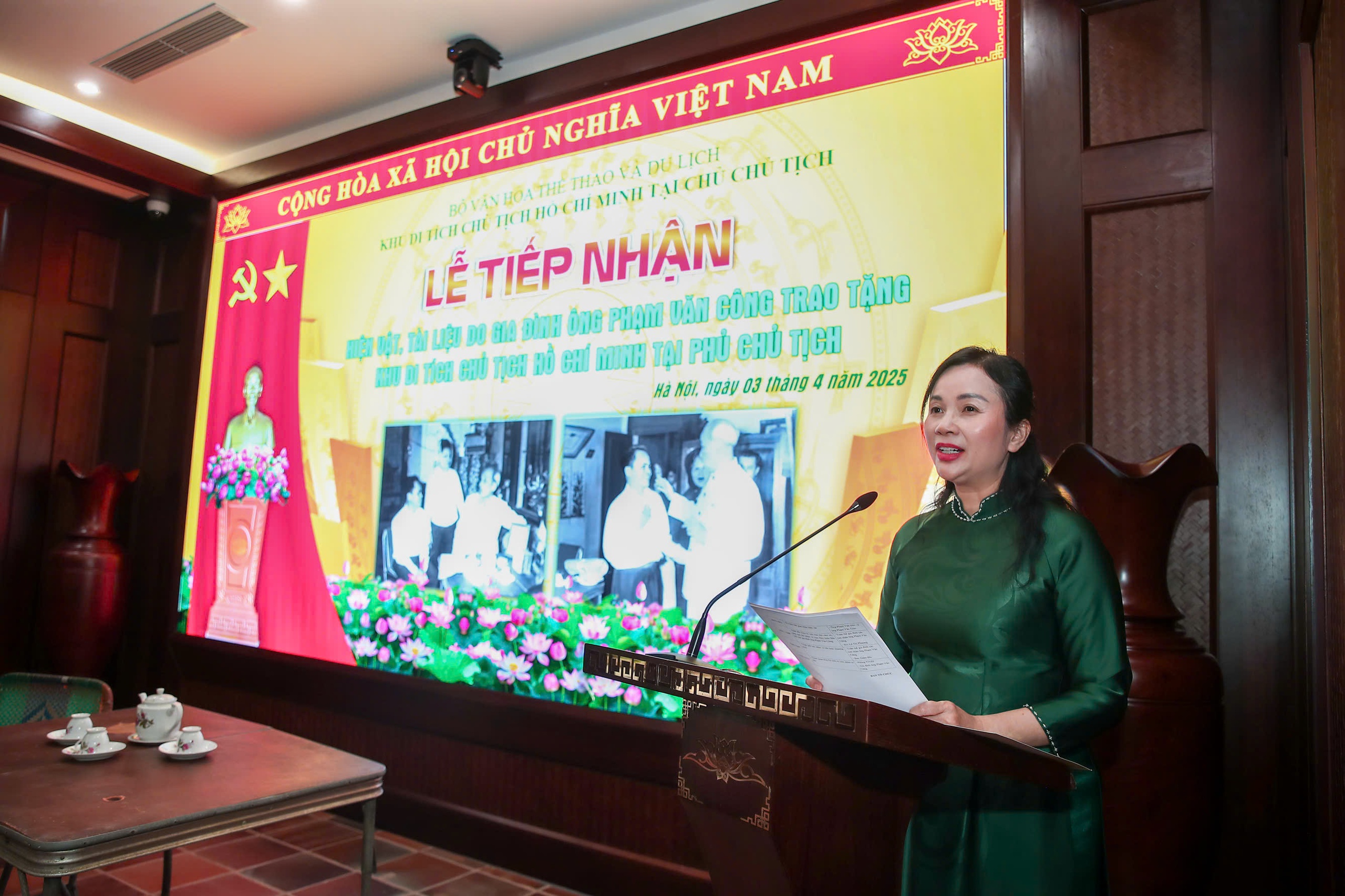 President Ho Chi Minh Relic Site at the Presidential Palace receives special artifacts about President Ho Chi Minh - Photo 6. Khu Di tích Chủ tịch Hồ Chí Minh tại Phủ Chủ tịch tiếp nhận hiện vật đặc biệt về Chủ tịch Hồ Chí Minh - Ảnh 6.