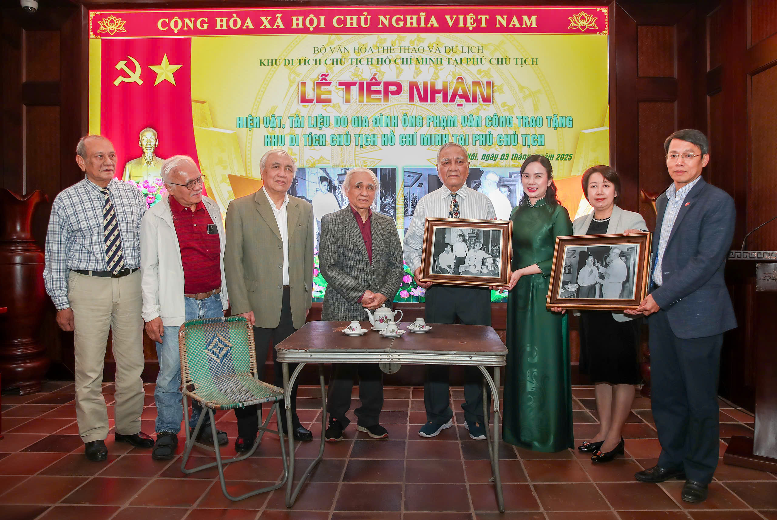 President Ho Chi Minh Relic Site at the Presidential Palace receives special artifacts about President Ho Chi Minh - Photo 1. Khu Di tích Chủ tịch Hồ Chí Minh tại Phủ Chủ tịch tiếp nhận hiện vật đặc biệt về Chủ tịch Hồ Chí Minh - Ảnh 1.