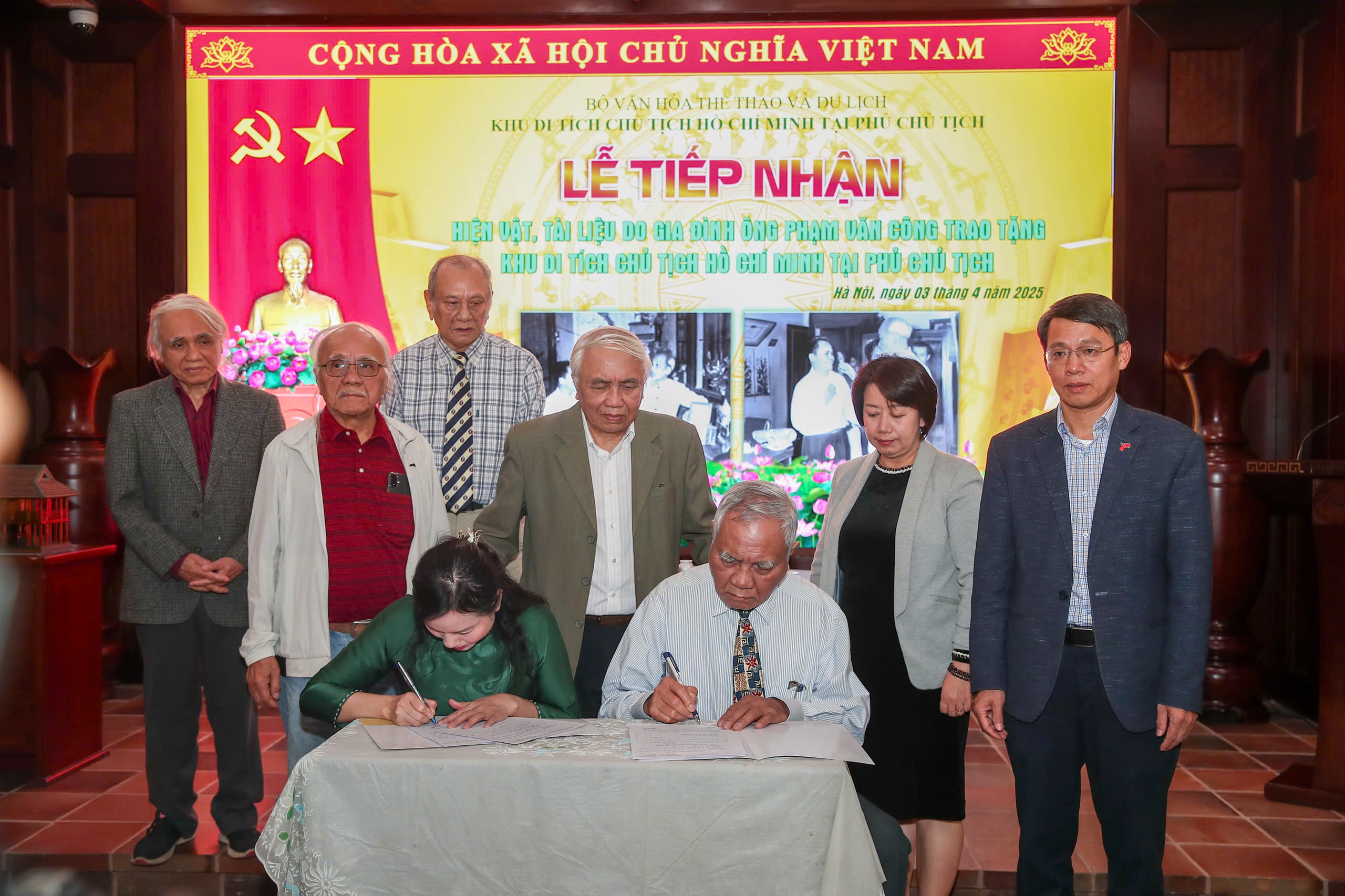 President Ho Chi Minh Relic Site at the Presidential Palace receives special artifacts about President Ho Chi Minh - Photo 2. Khu Di tích Chủ tịch Hồ Chí Minh tại Phủ Chủ tịch tiếp nhận hiện vật đặc biệt về Chủ tịch Hồ Chí Minh - Ảnh 2.