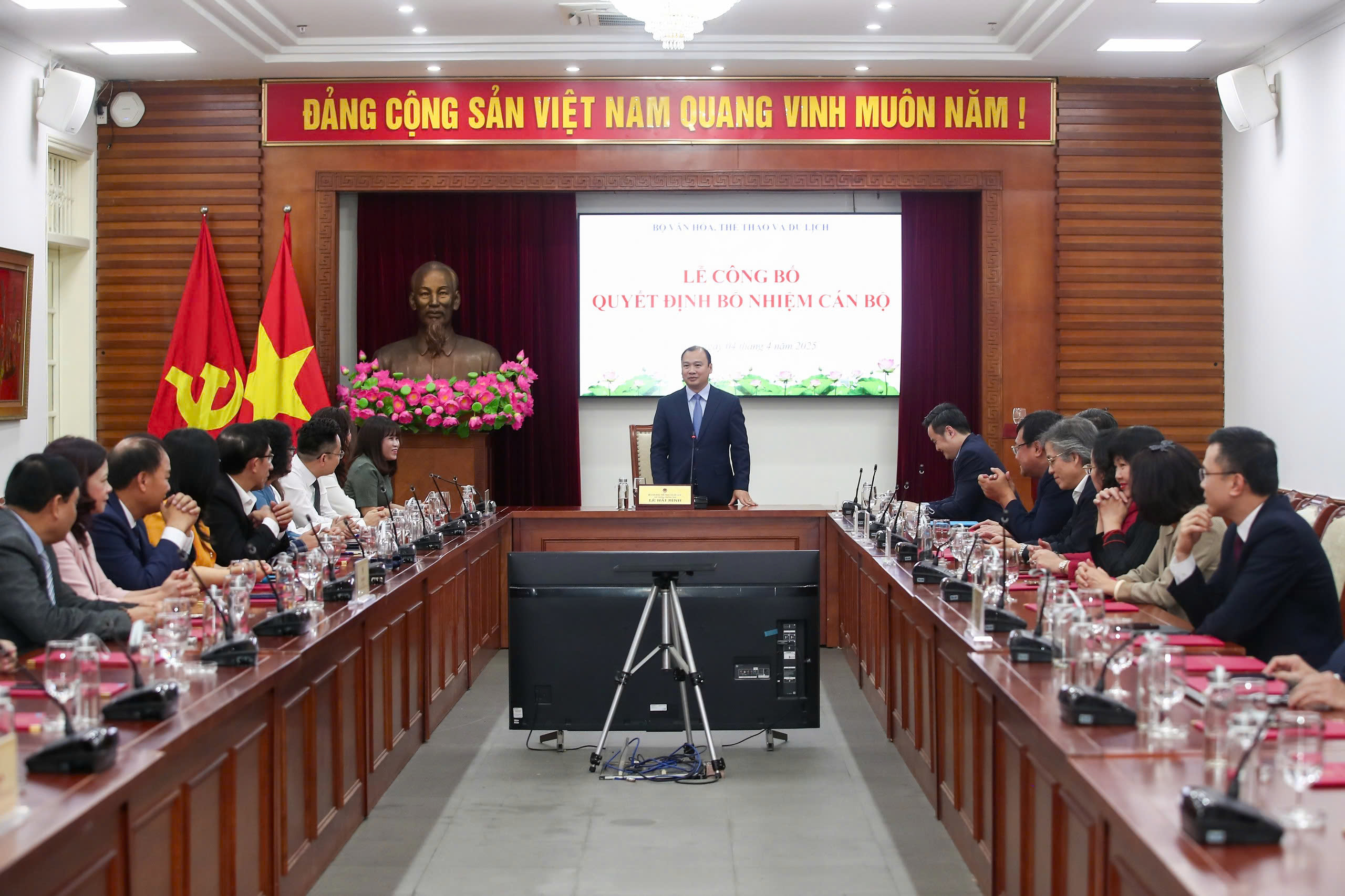 The Ministry of Culture, Sports and Tourism announced and awarded decisions on personnel work - Photo 1. Bộ VHTTDL công bố và trao các quyết định về công tác cán bộ - Ảnh 1.