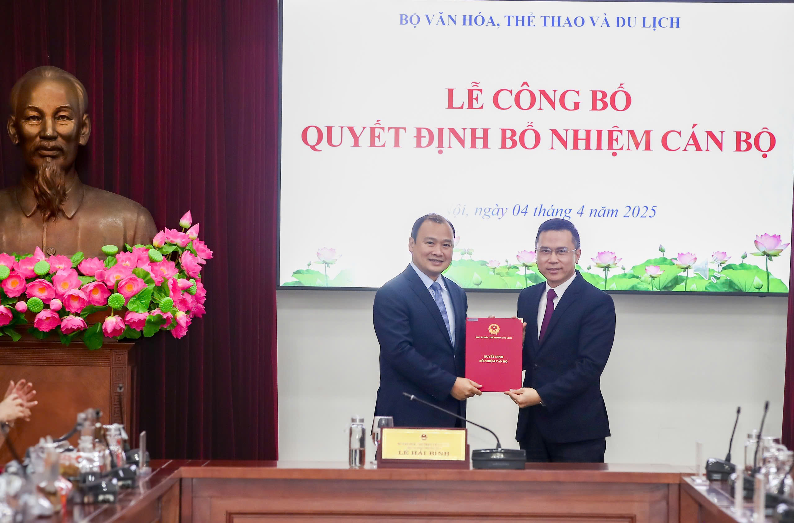 The Ministry of Culture, Sports and Tourism announced and awarded decisions on personnel work - Photo 5. Bộ VHTTDL công bố và trao các quyết định về công tác cán bộ - Ảnh 5.