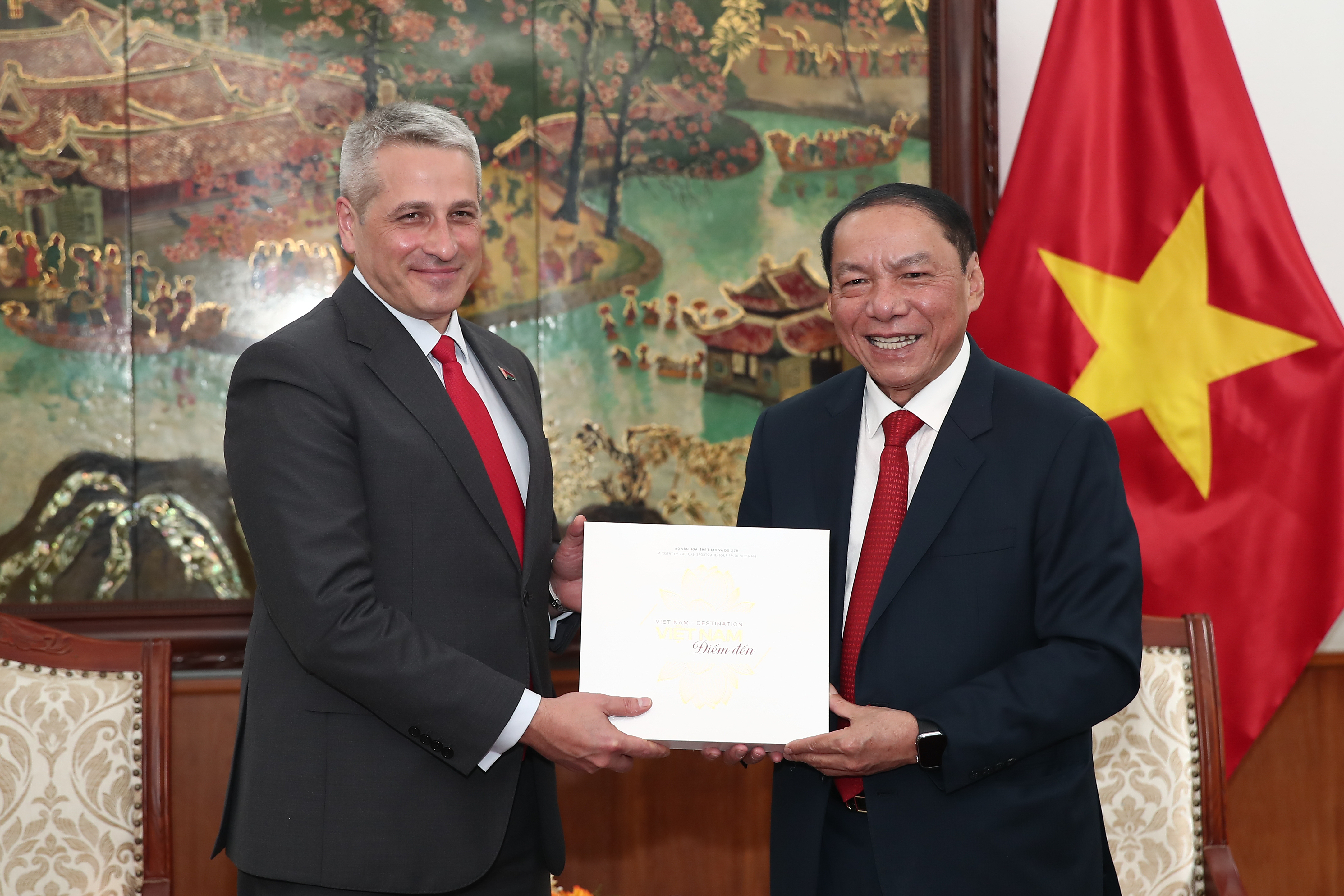 Bộ trưởng Nguyễn Văn Hùng tiếp Đại sứ Belarus tại Việt Nam Uladzimir Baravikou