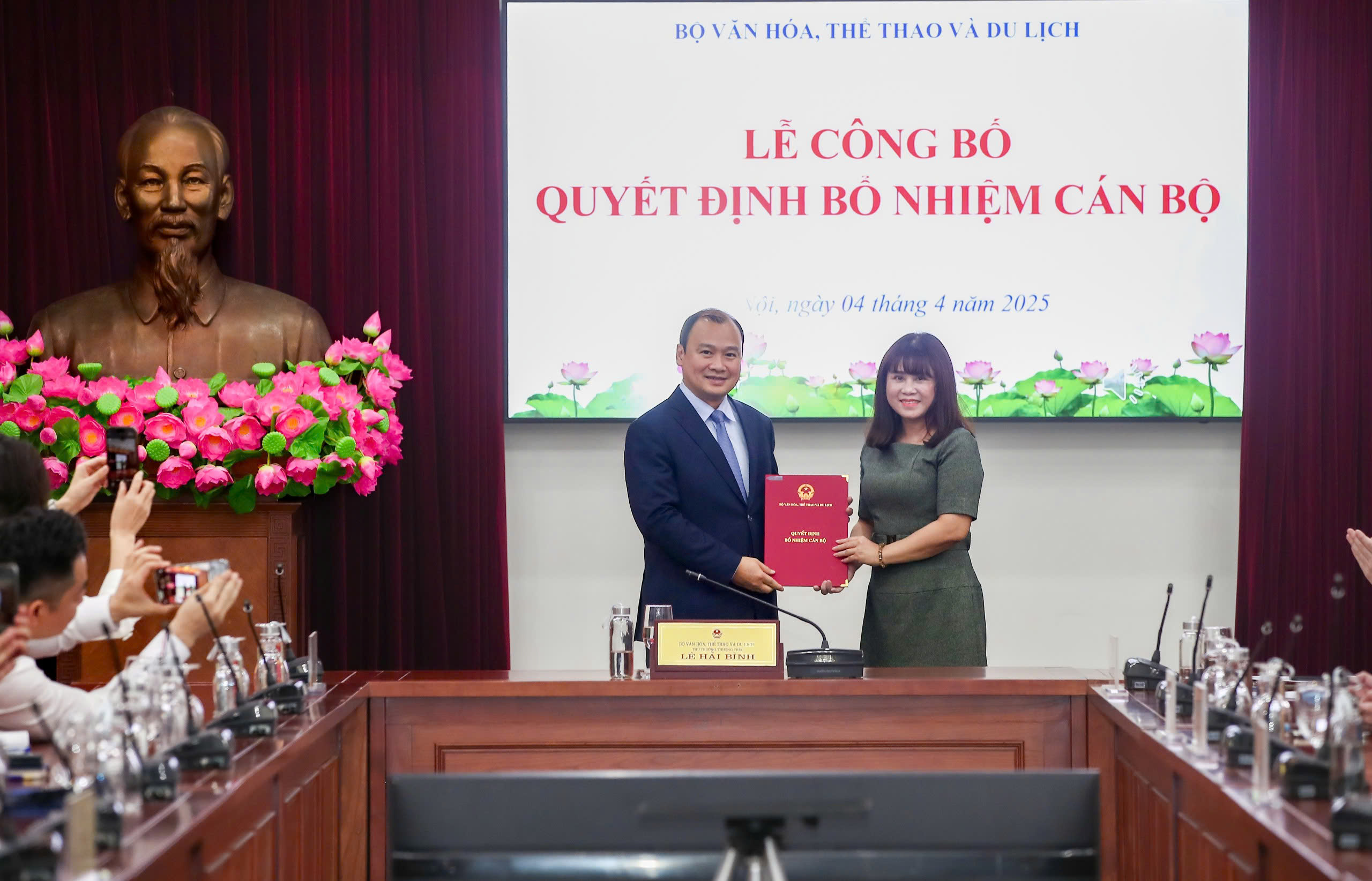 The Ministry of Culture, Sports and Tourism announced and awarded decisions on personnel work - Photo 2. Bộ VHTTDL công bố và trao các quyết định về công tác cán bộ - Ảnh 2.