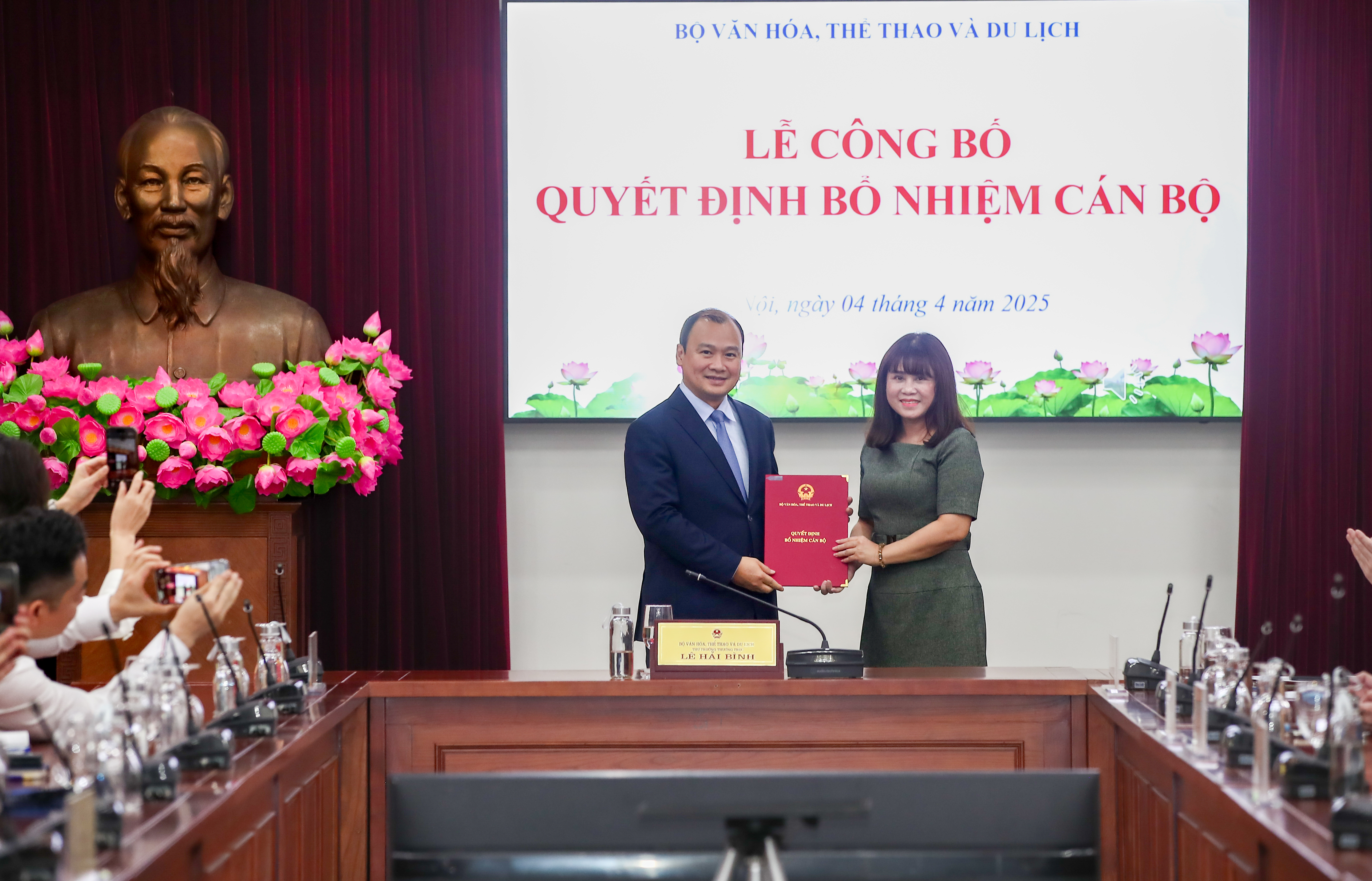 Trao các quyết định về công tác cán bộ tại Bộ VHTTDL
