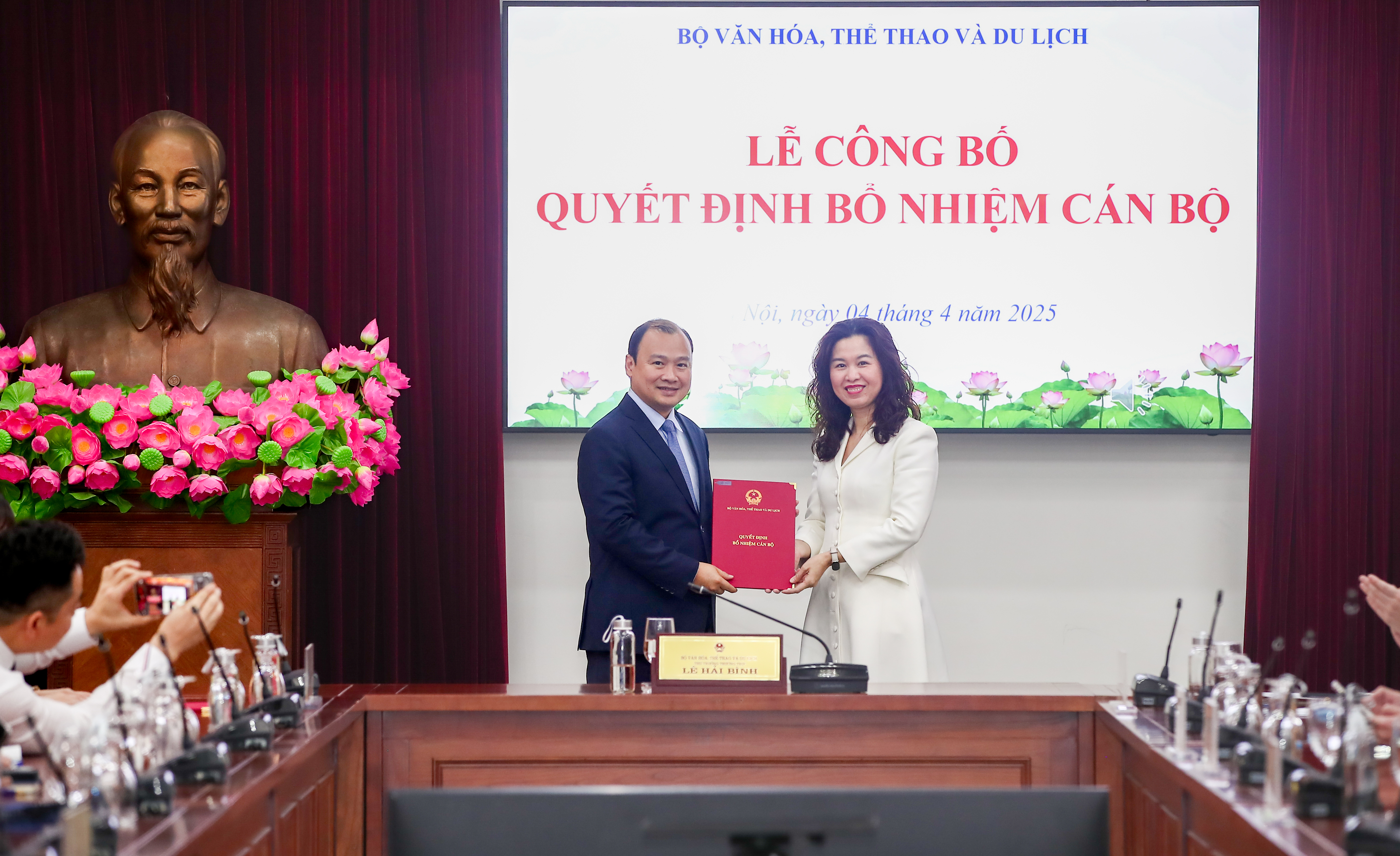 Trao các quyết định về công tác cán bộ tại Bộ VHTTDL