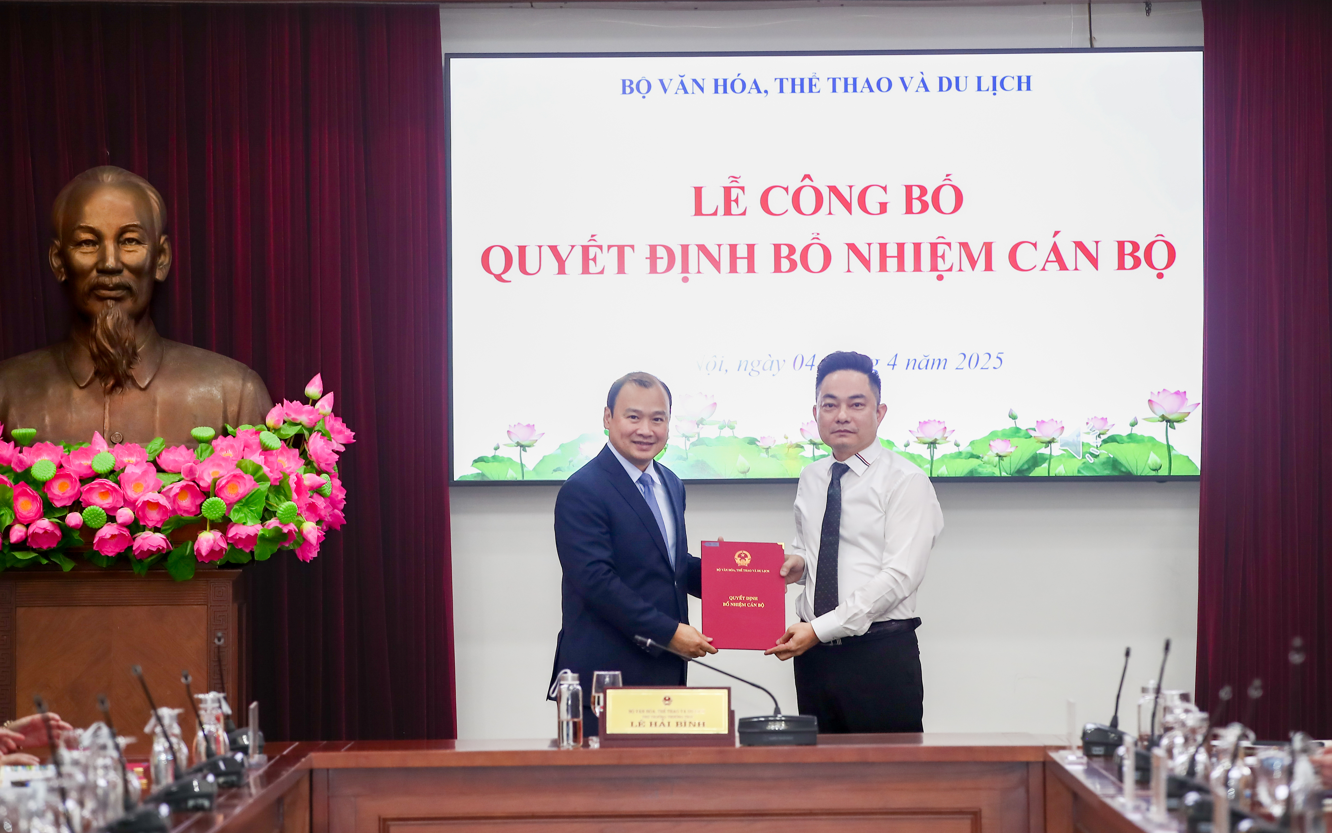 Trao các quyết định về công tác cán bộ tại Bộ VHTTDL