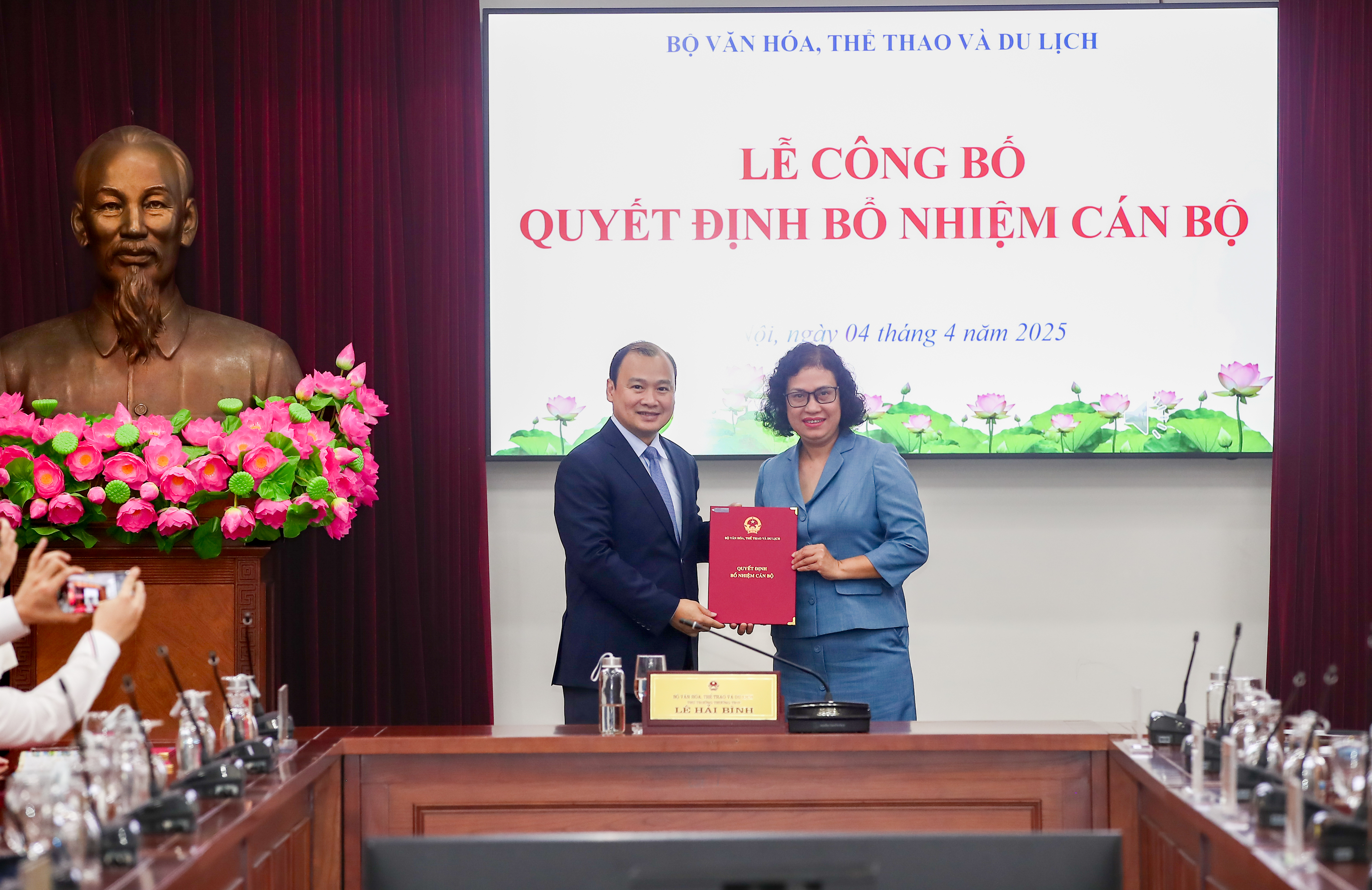 Trao các quyết định về công tác cán bộ tại Bộ VHTTDL