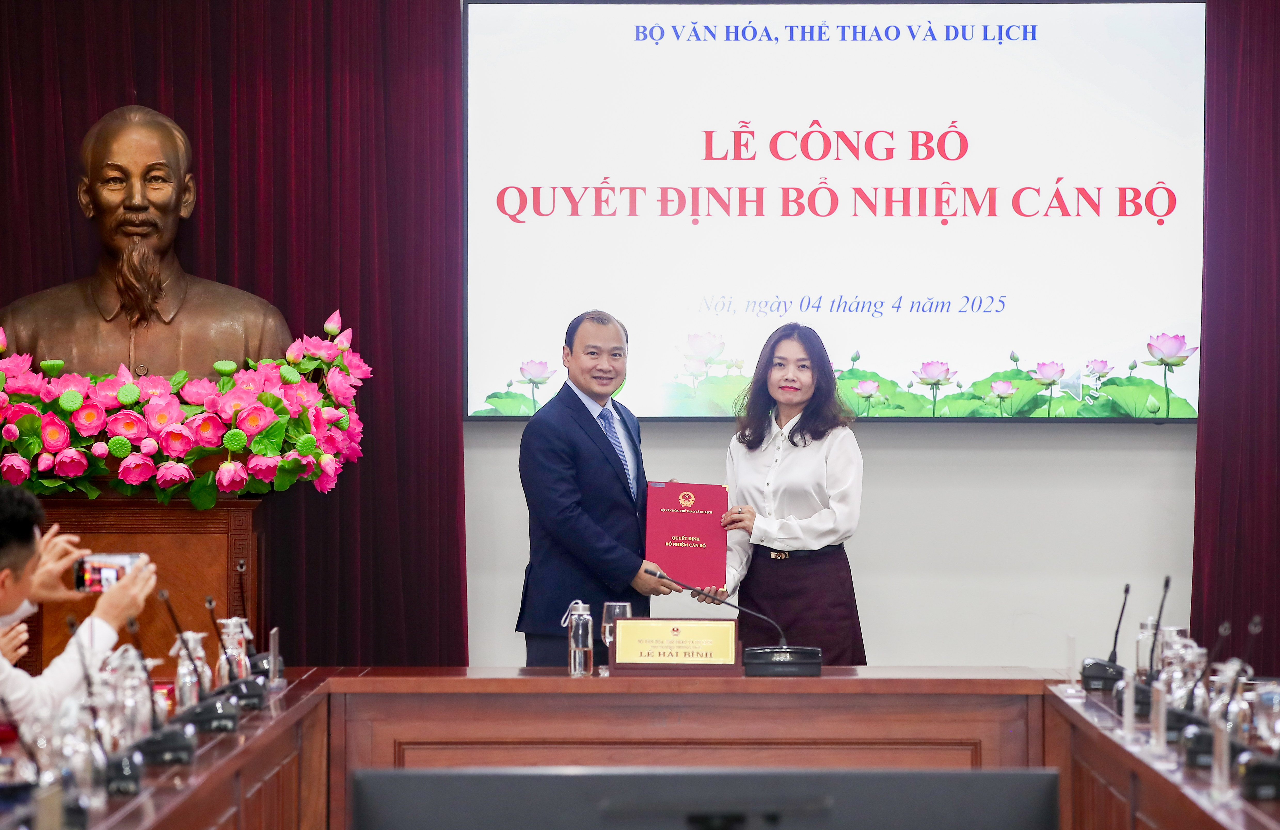 Trao các quyết định về công tác cán bộ tại Bộ VHTTDL