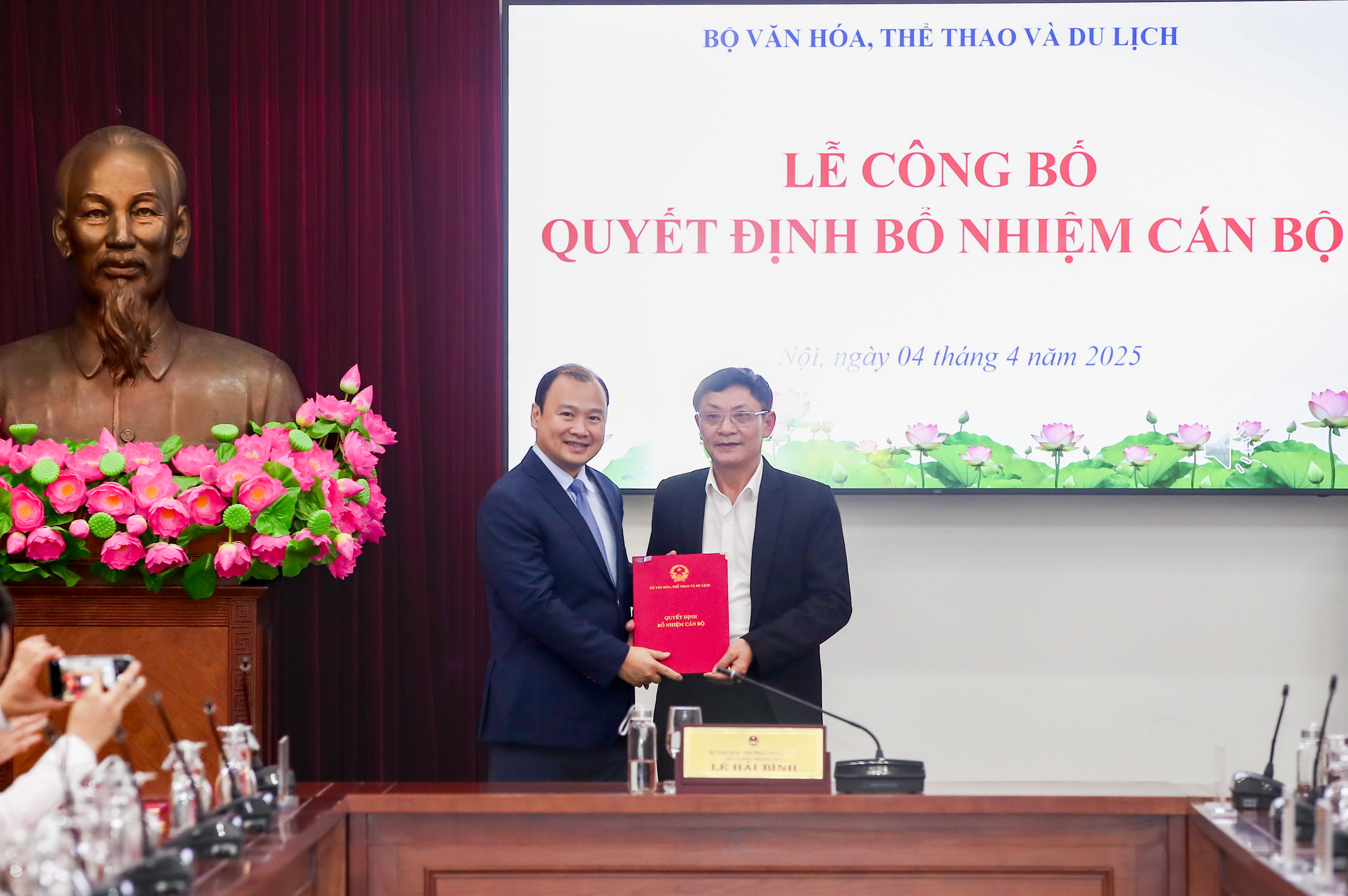 Trao các quyết định về công tác cán bộ tại Bộ VHTTDL