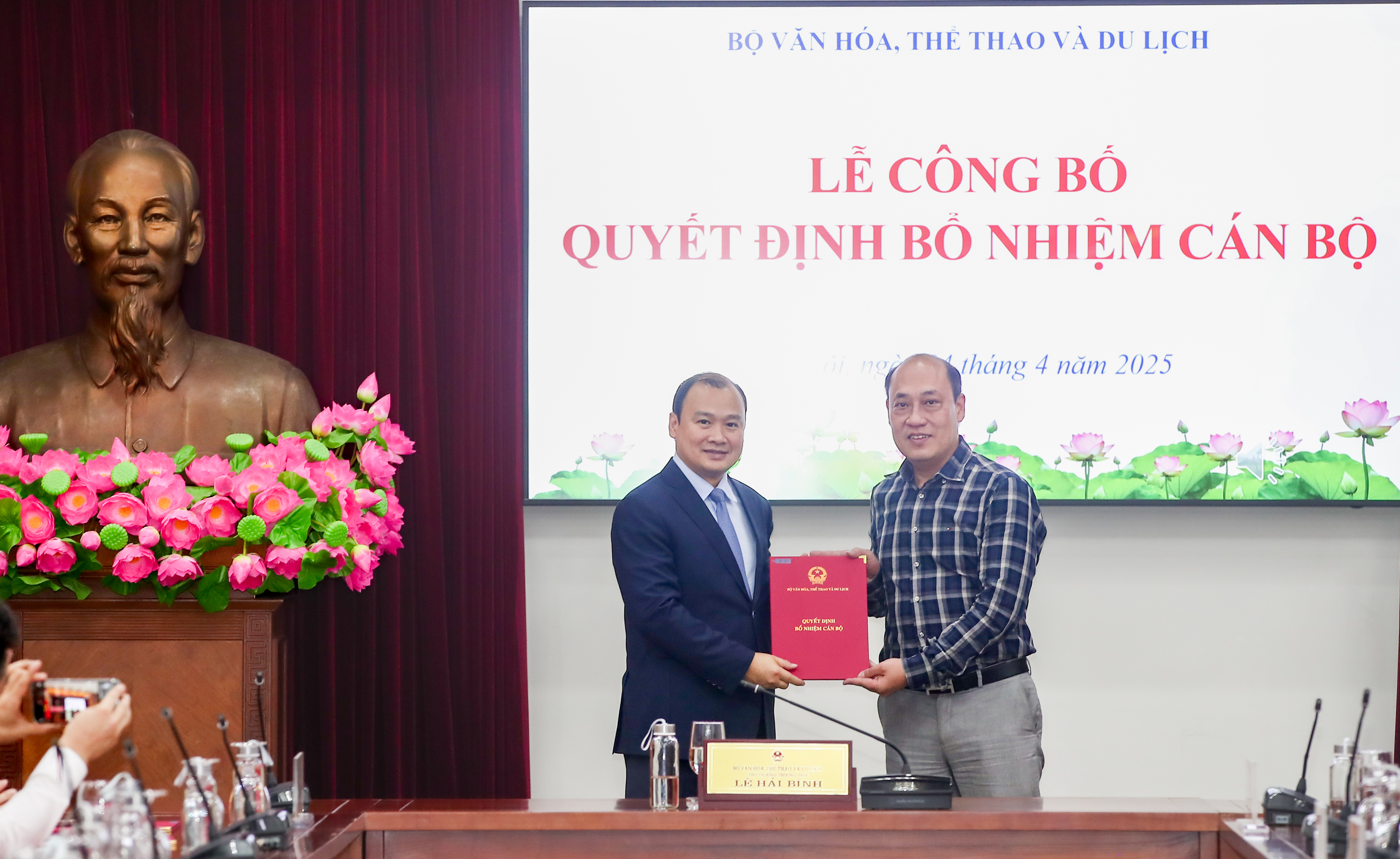 Trao các quyết định về công tác cán bộ tại Bộ VHTTDL