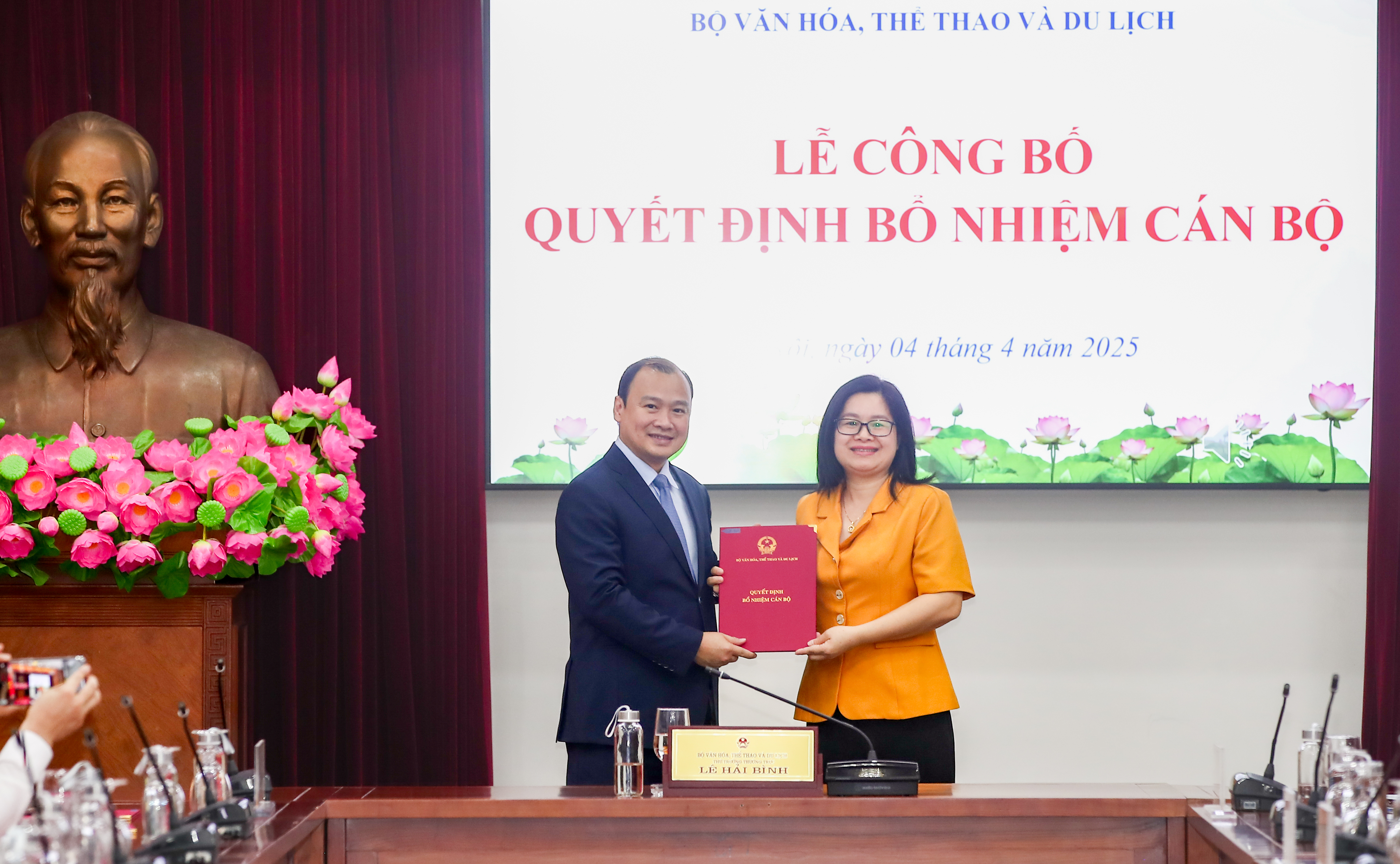 Trao các quyết định về công tác cán bộ tại Bộ VHTTDL