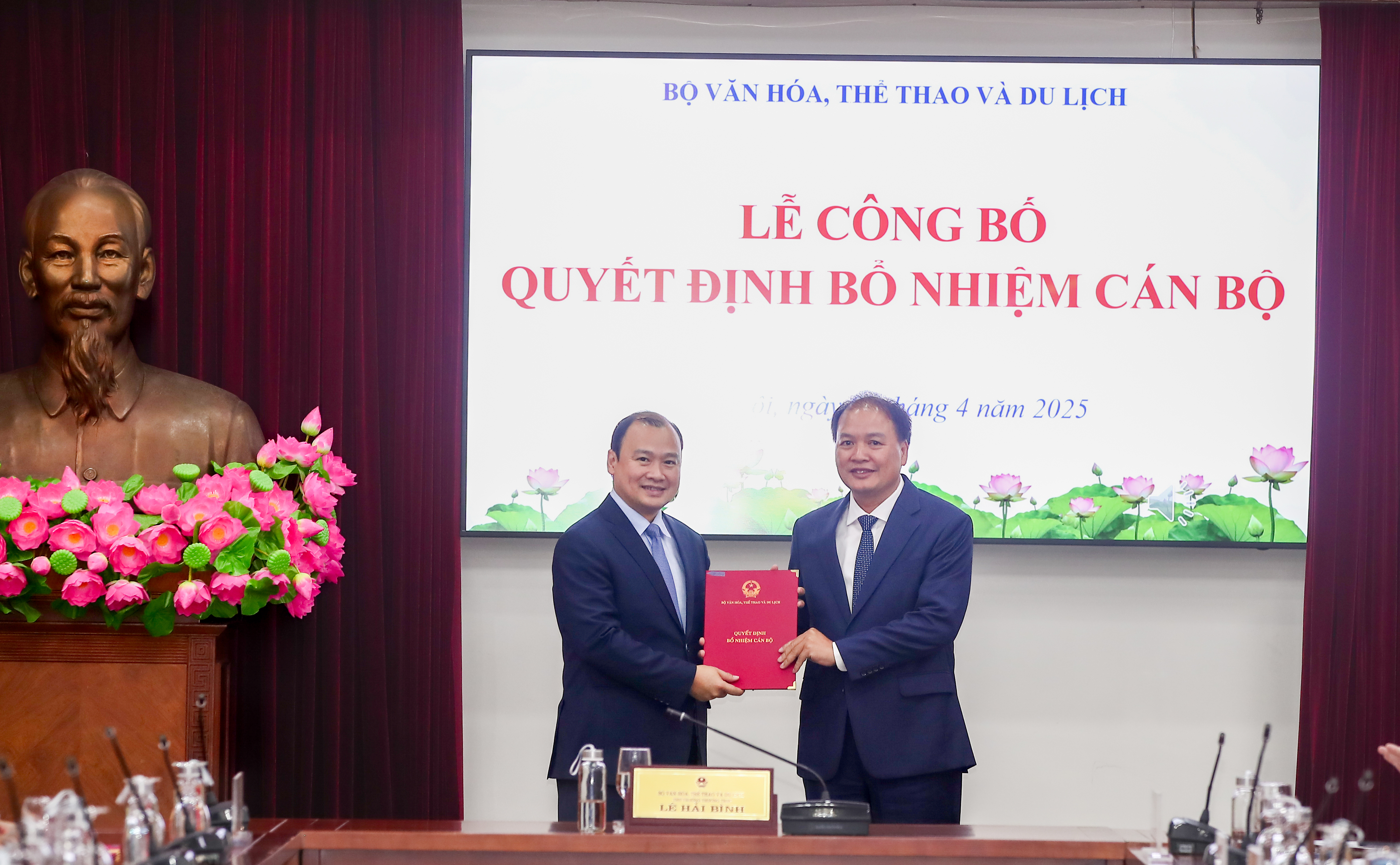 Trao các quyết định về công tác cán bộ tại Bộ VHTTDL