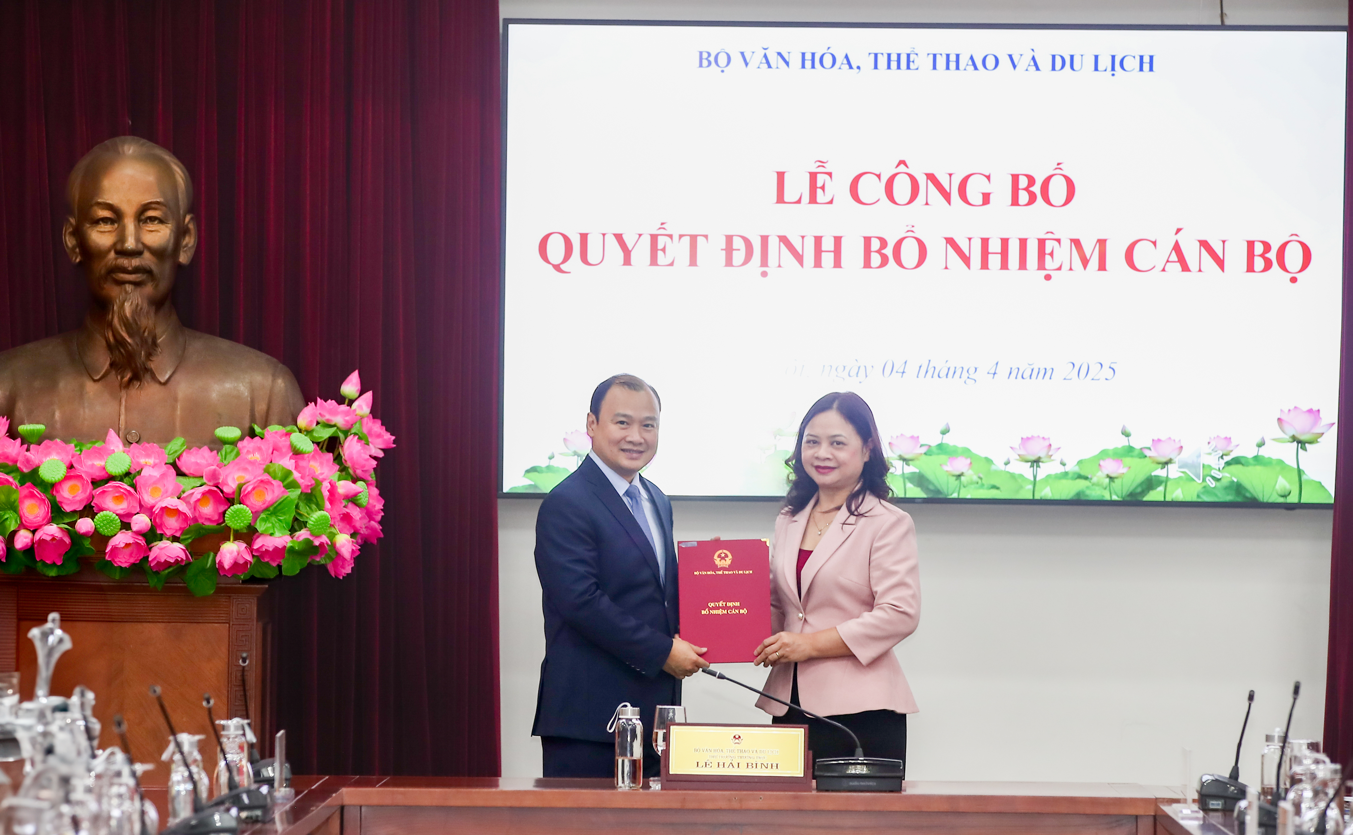 Trao các quyết định về công tác cán bộ tại Bộ VHTTDL