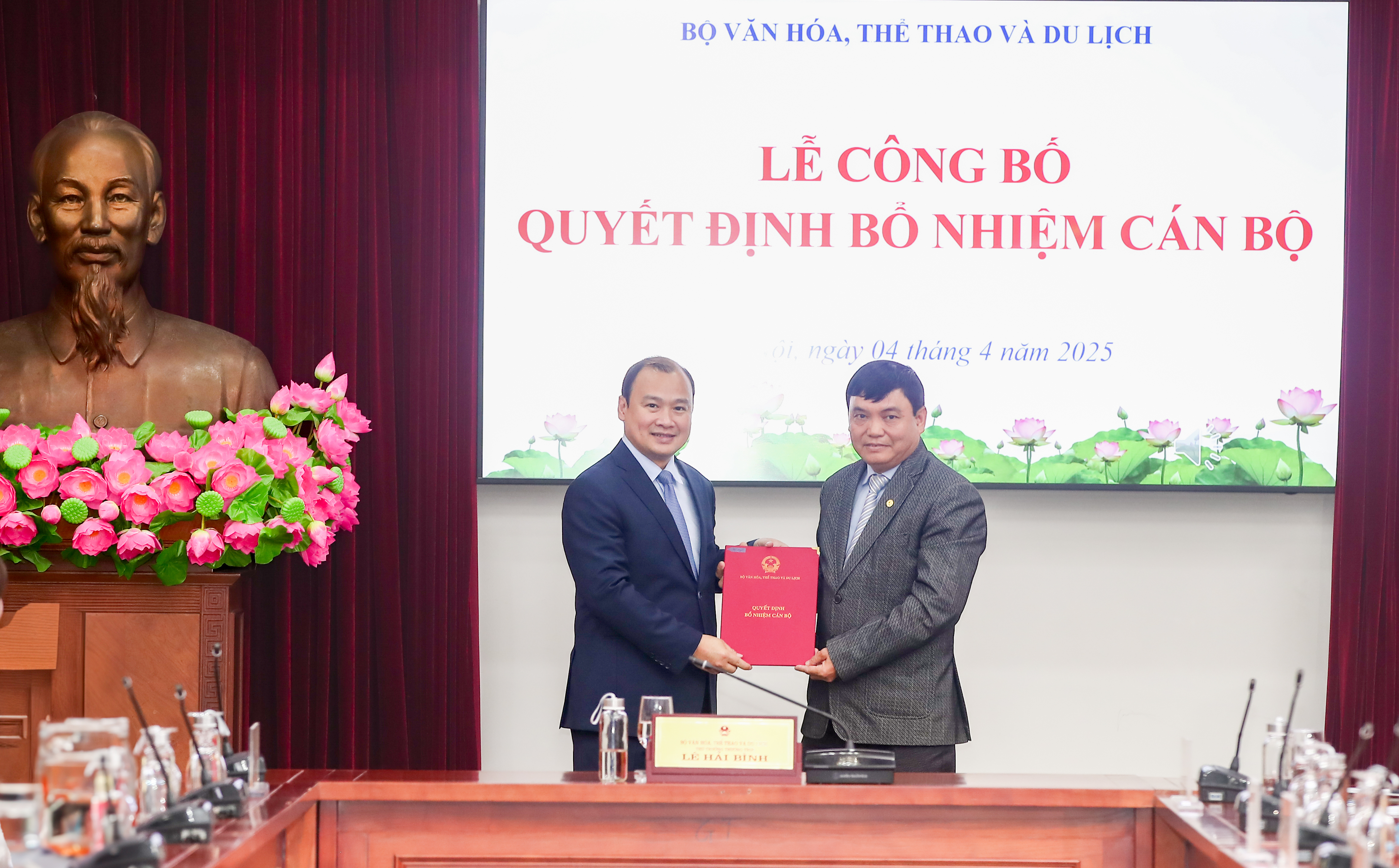 Trao các quyết định về công tác cán bộ tại Bộ VHTTDL