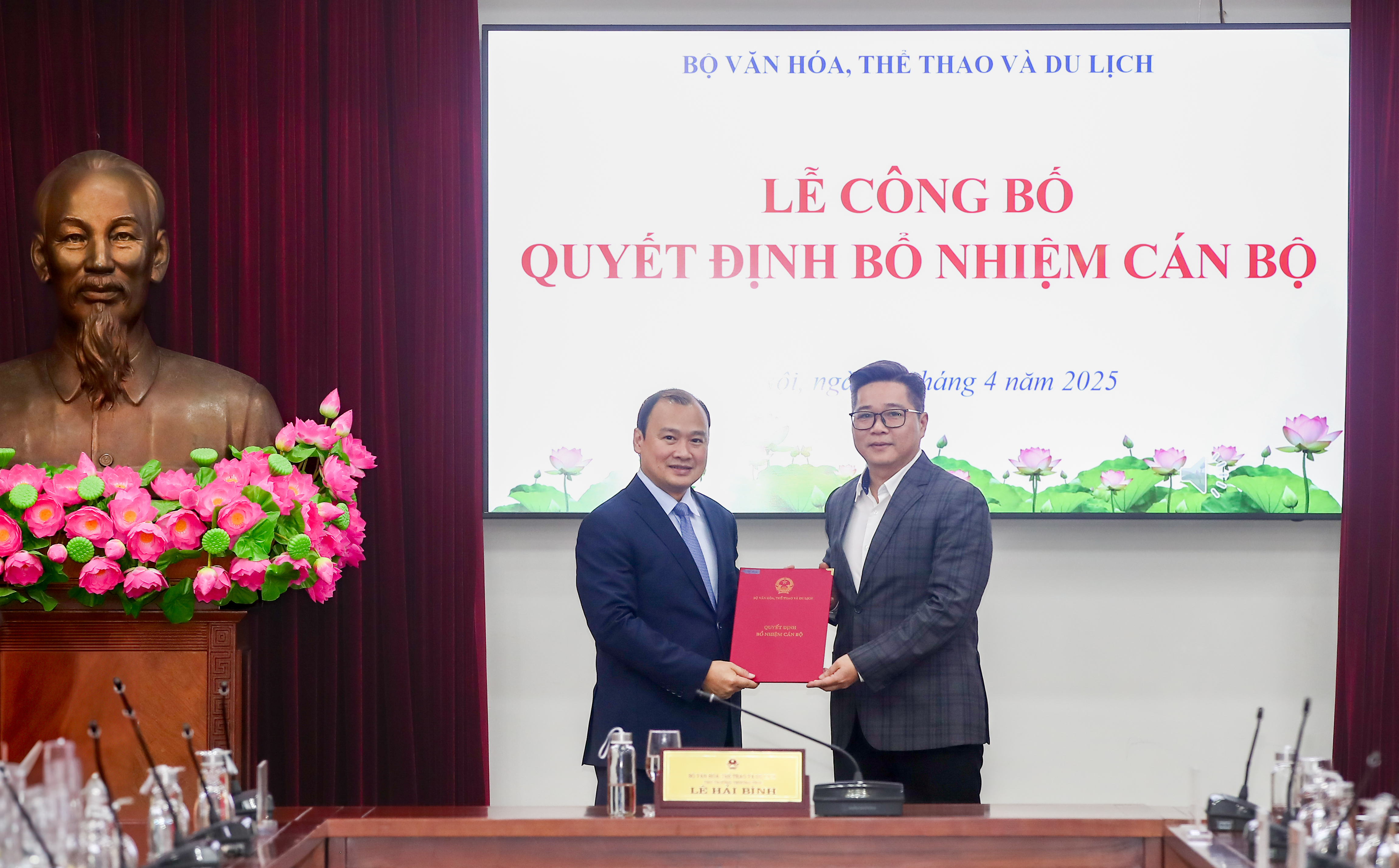 Trao các quyết định về công tác cán bộ tại Bộ VHTTDL