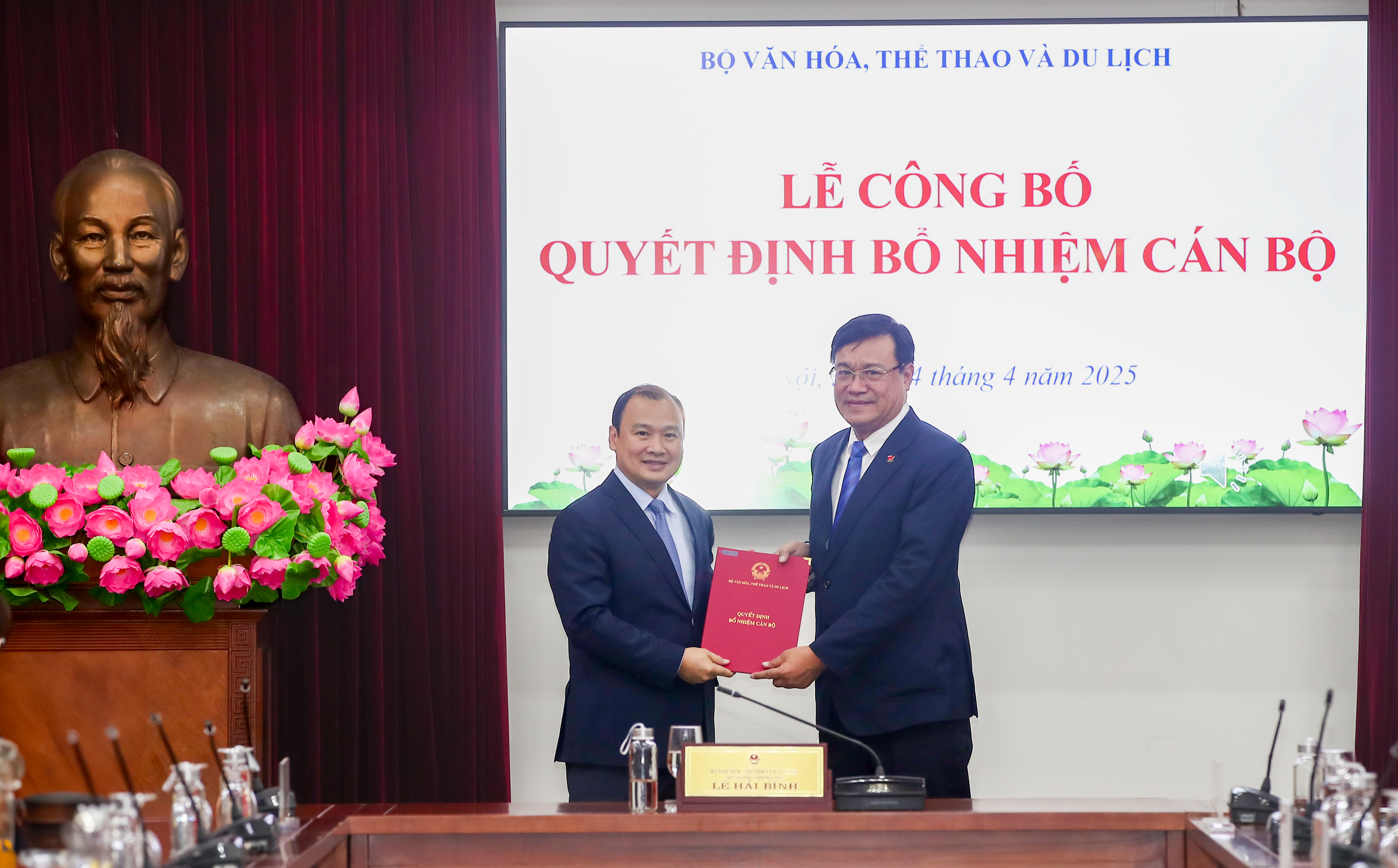 Trao các quyết định về công tác cán bộ tại Bộ VHTTDL