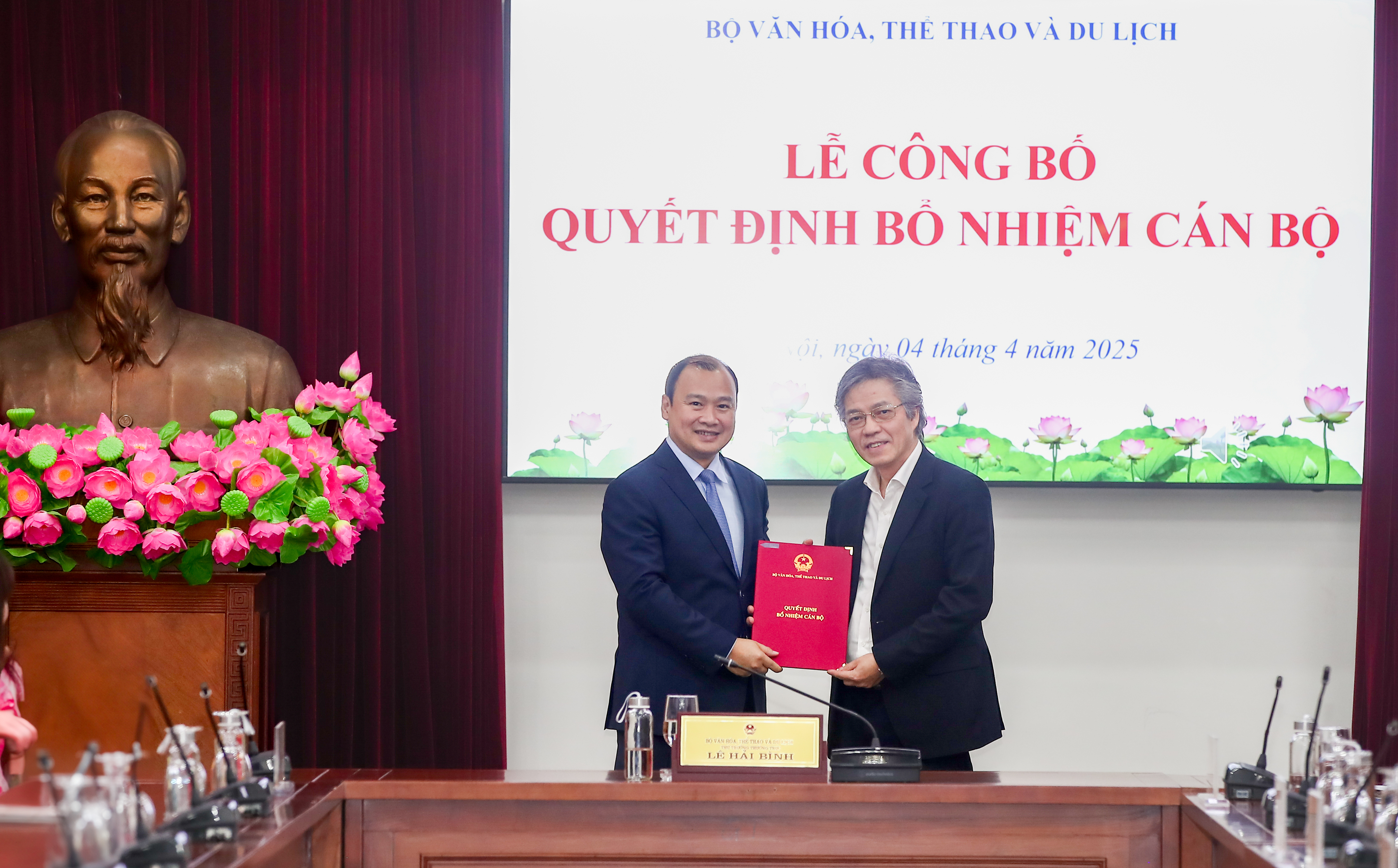 Trao các quyết định về công tác cán bộ tại Bộ VHTTDL