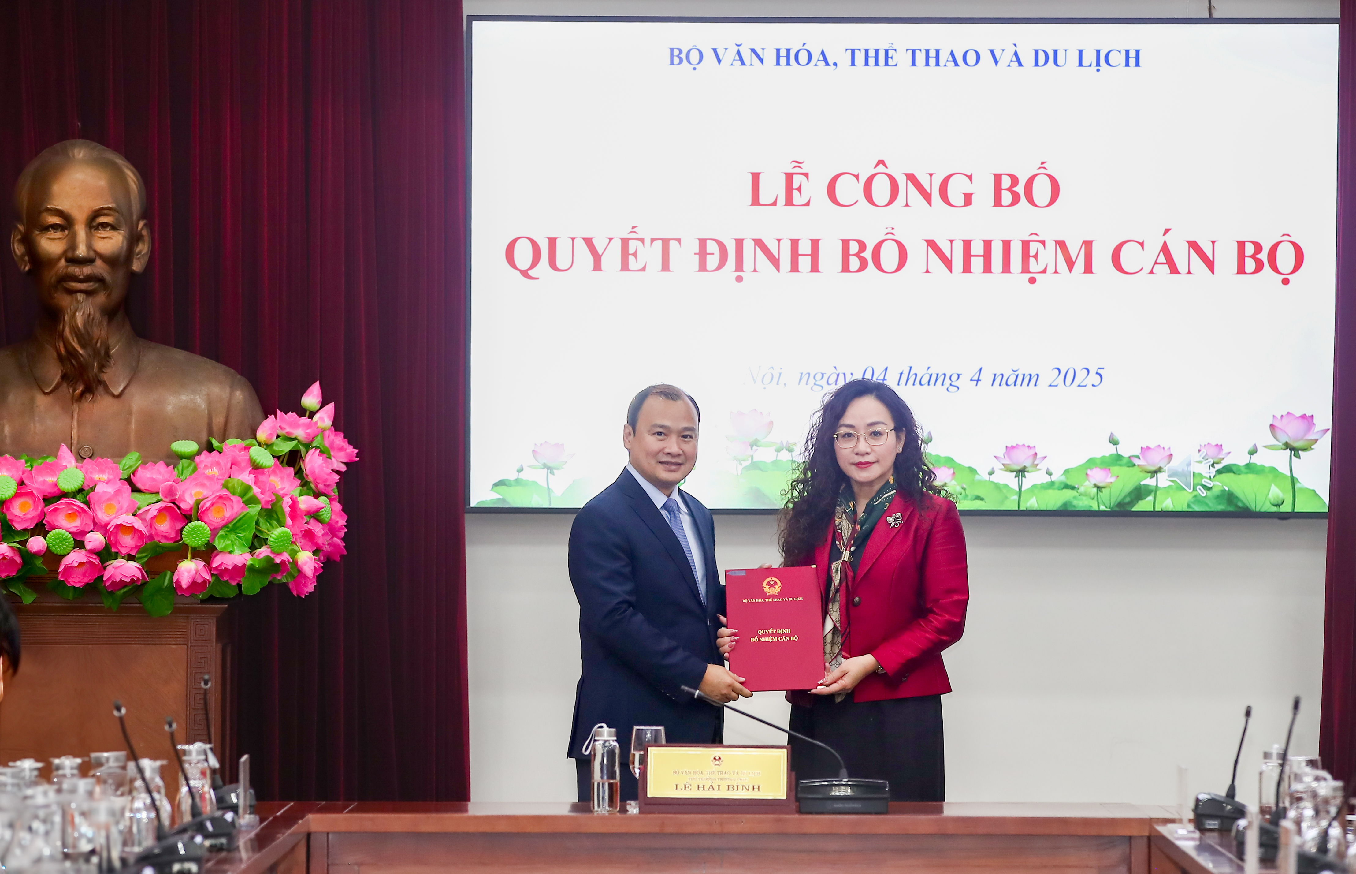 Trao các quyết định về công tác cán bộ tại Bộ VHTTDL