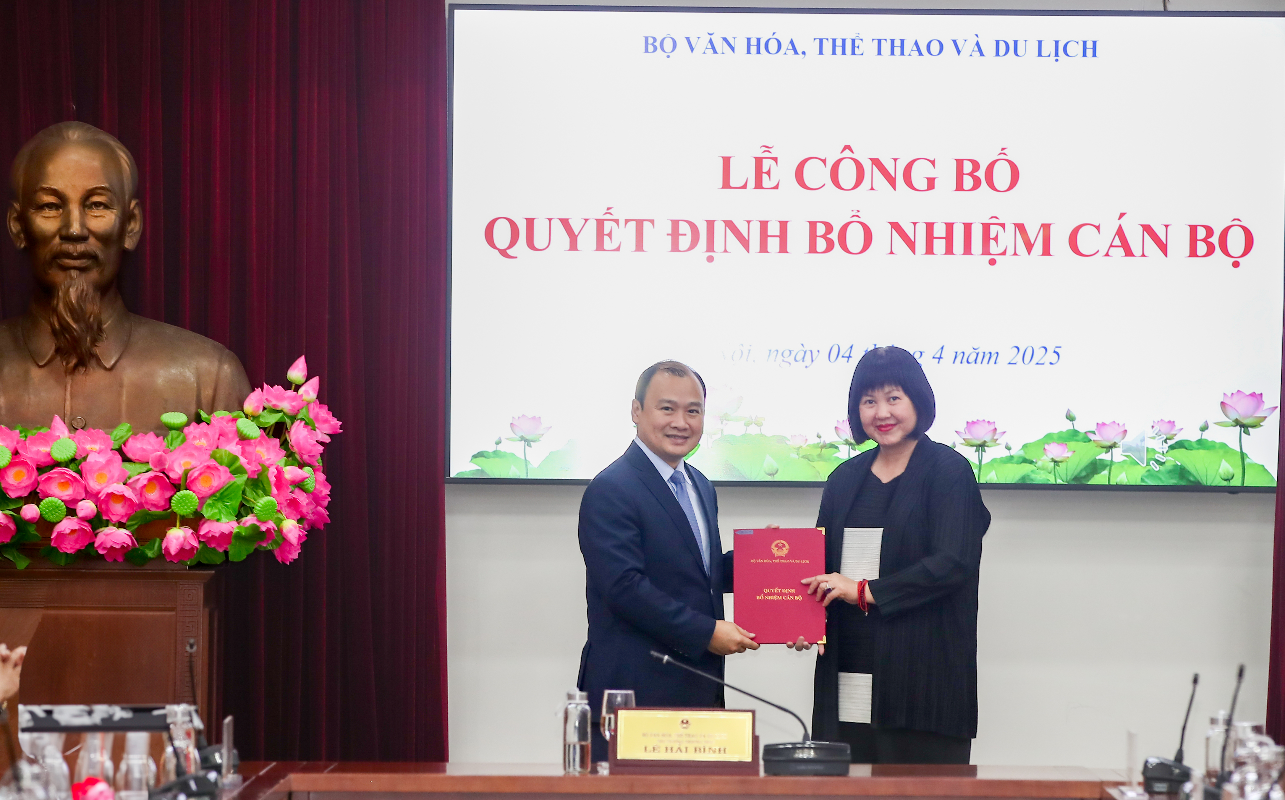 Trao các quyết định về công tác cán bộ tại Bộ VHTTDL
