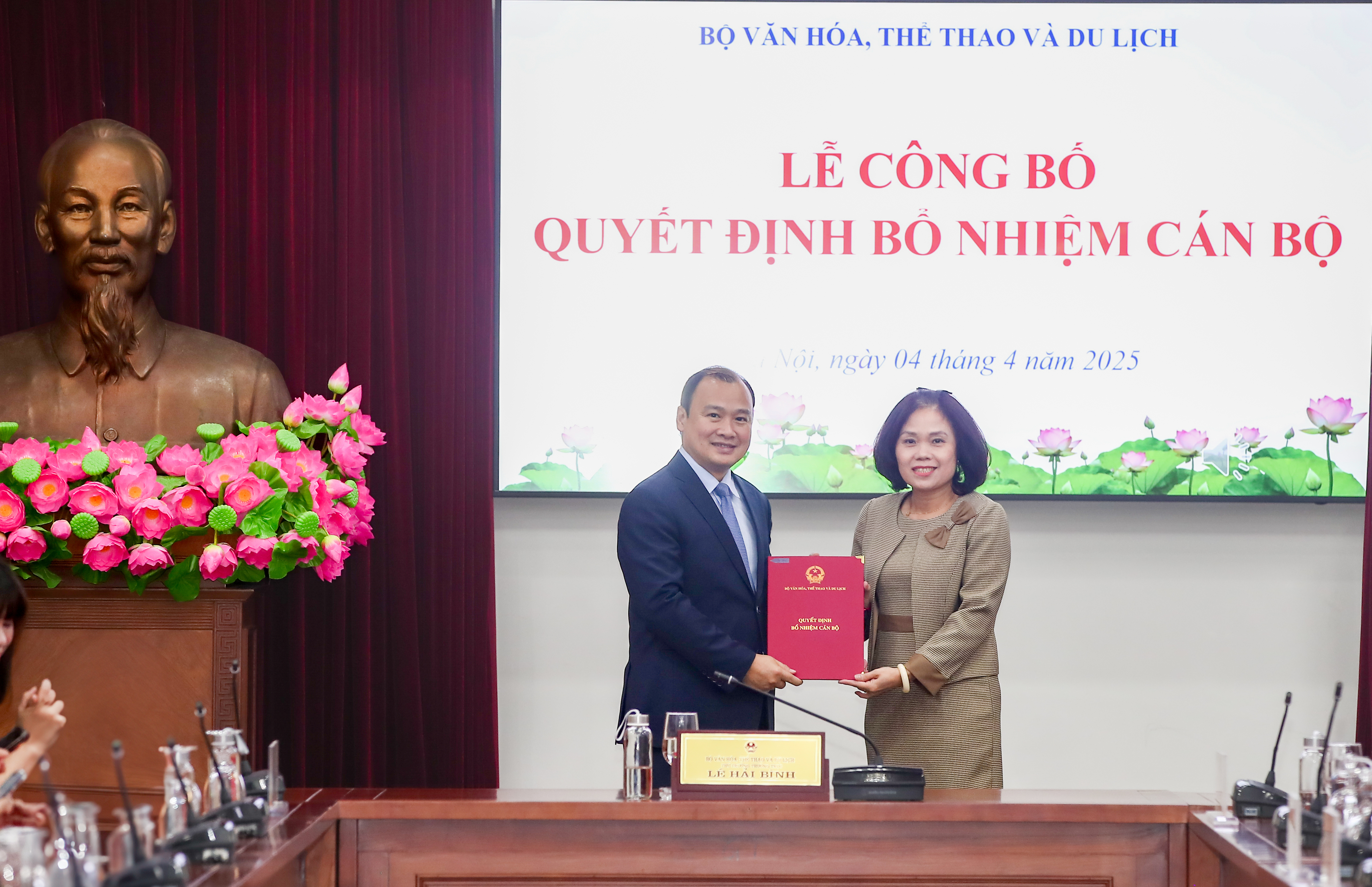 Trao các quyết định về công tác cán bộ tại Bộ VHTTDL
