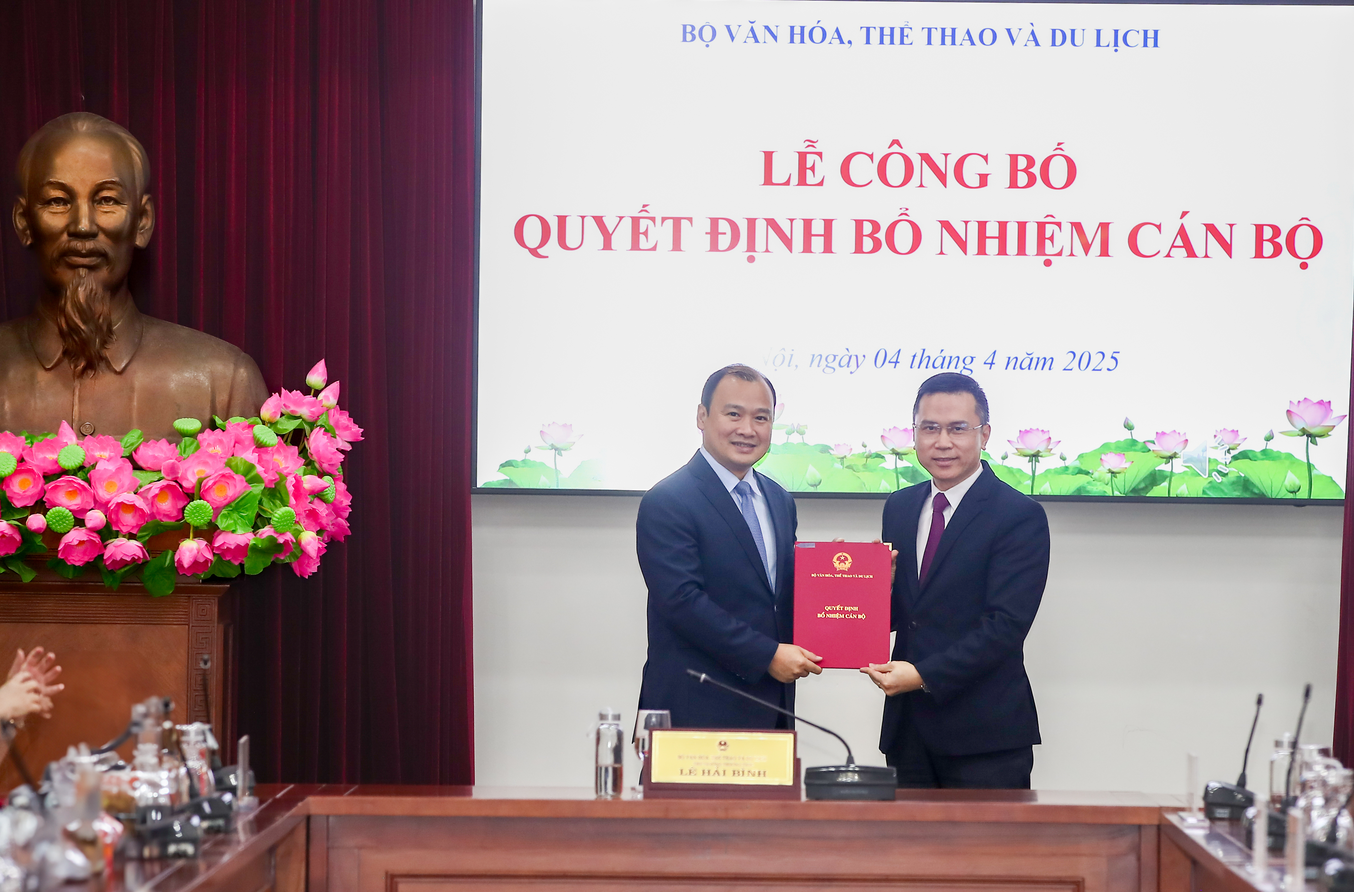 Trao các quyết định về công tác cán bộ tại Bộ VHTTDL