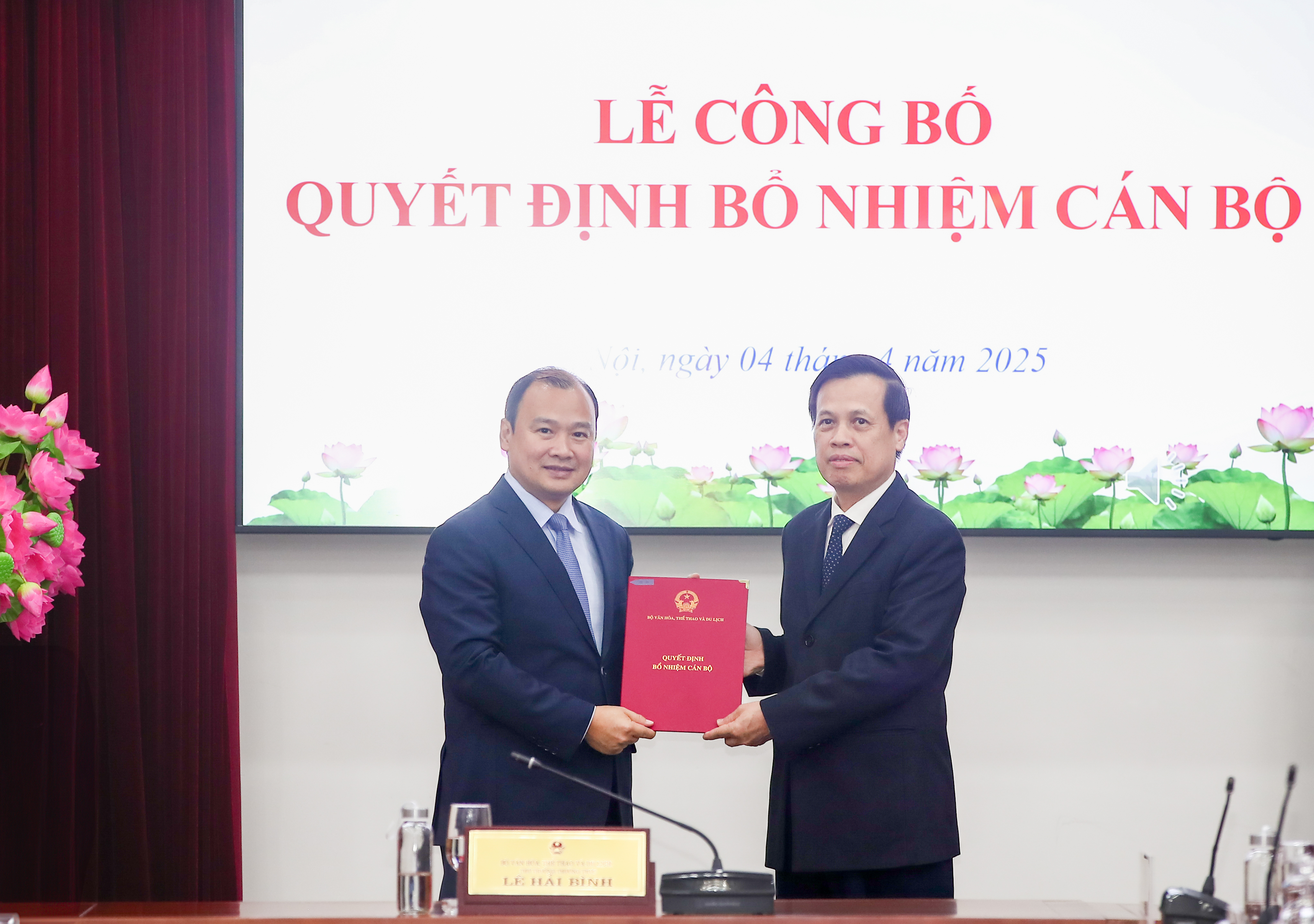 Trao các quyết định về công tác cán bộ tại Bộ VHTTDL
