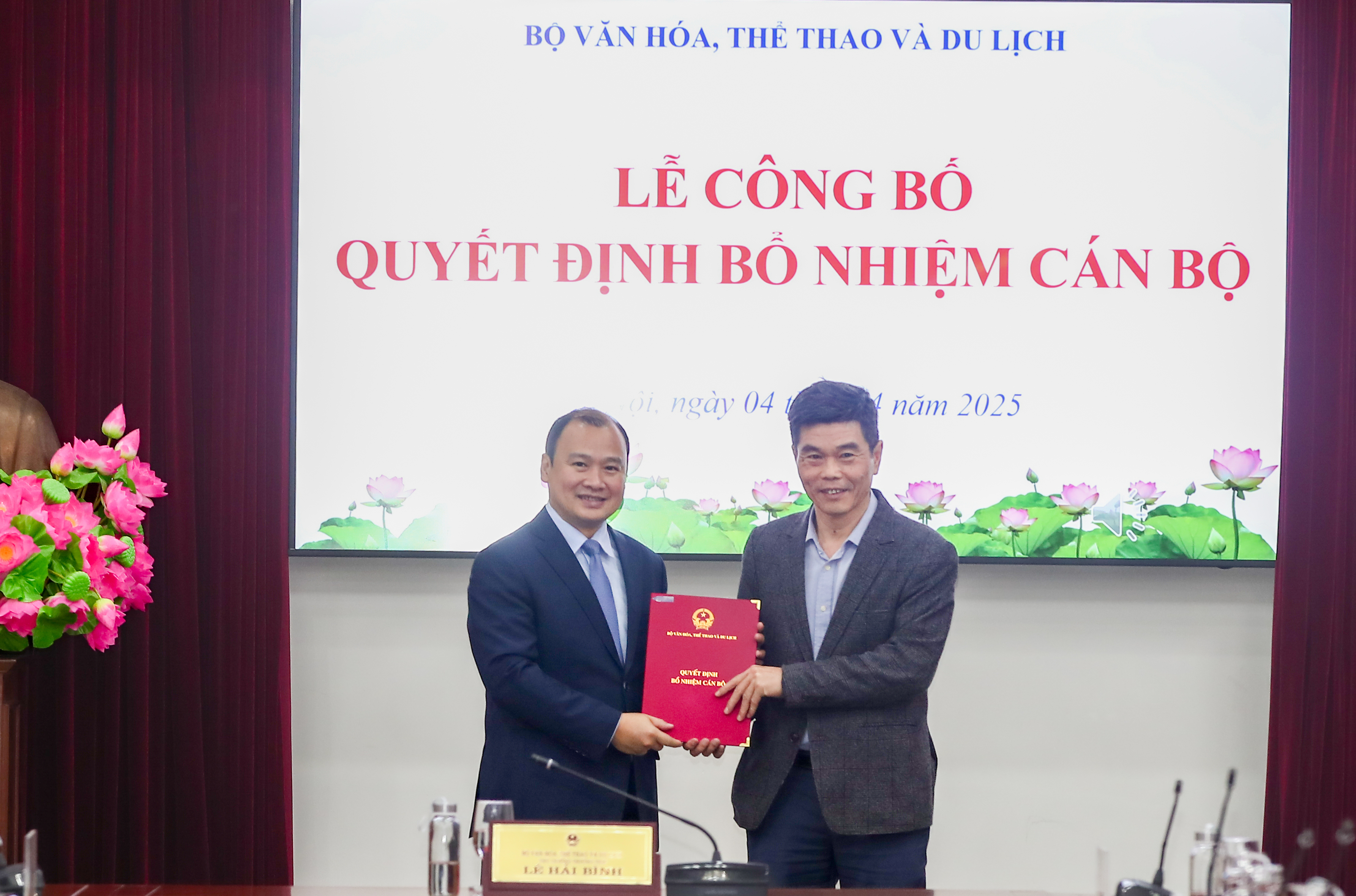 Trao các quyết định về công tác cán bộ tại Bộ VHTTDL