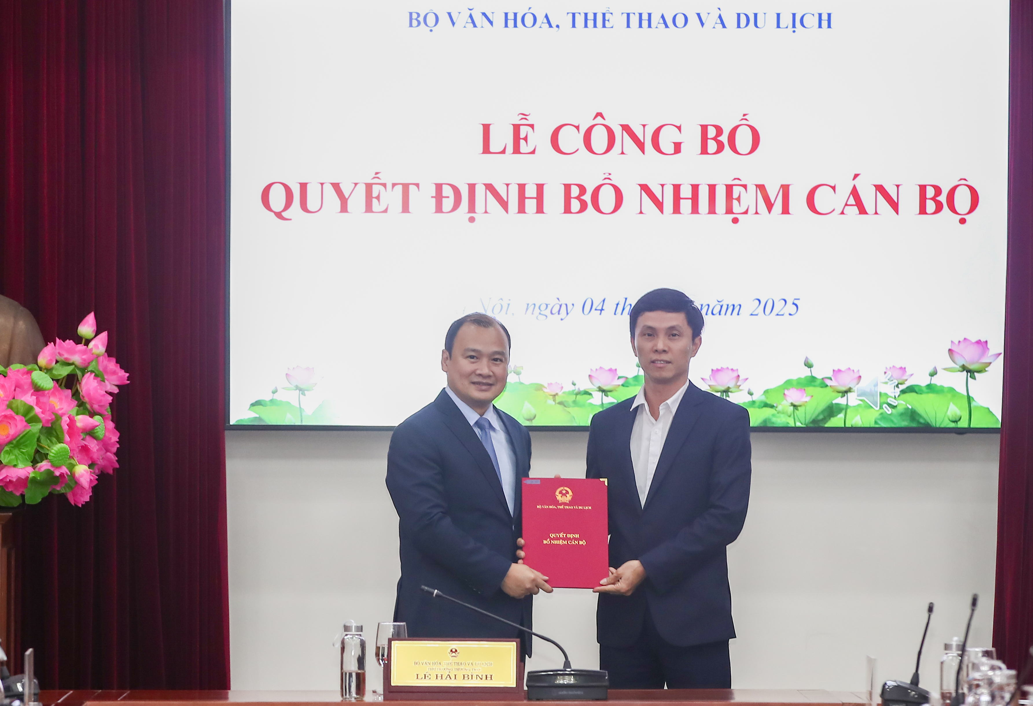 Trao các quyết định về công tác cán bộ tại Bộ VHTTDL