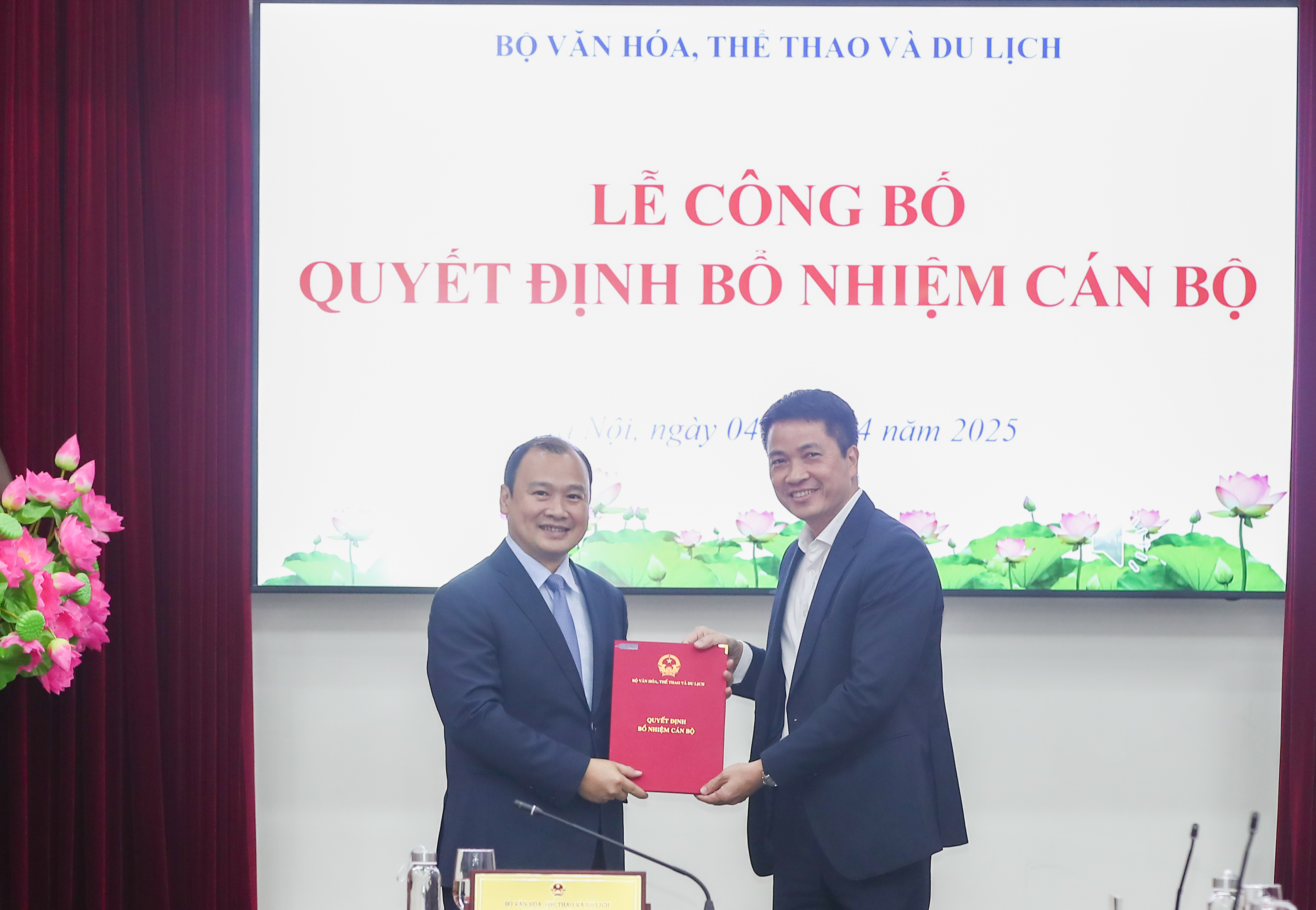 Trao các quyết định về công tác cán bộ tại Bộ VHTTDL