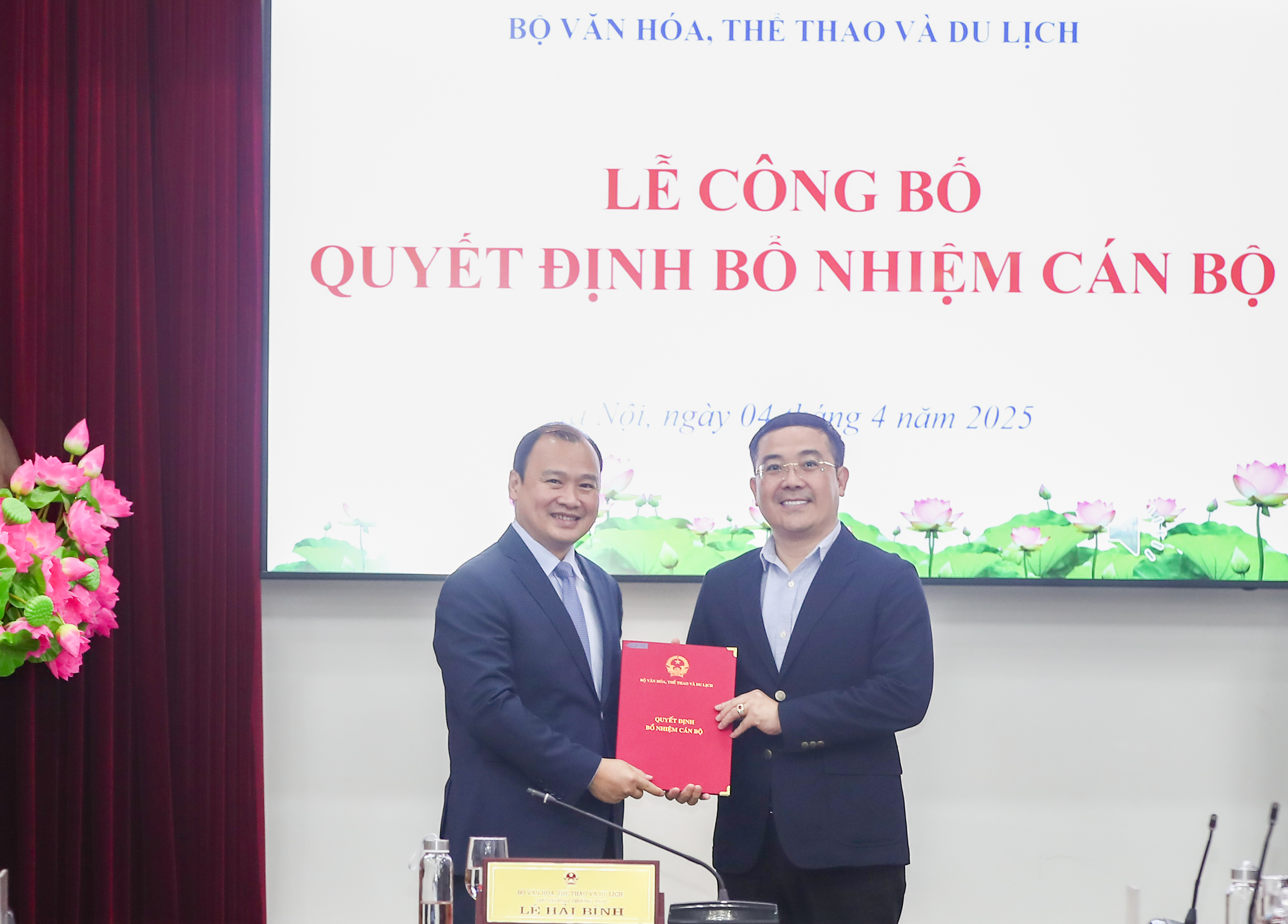 Trao các quyết định về công tác cán bộ tại Bộ VHTTDL
