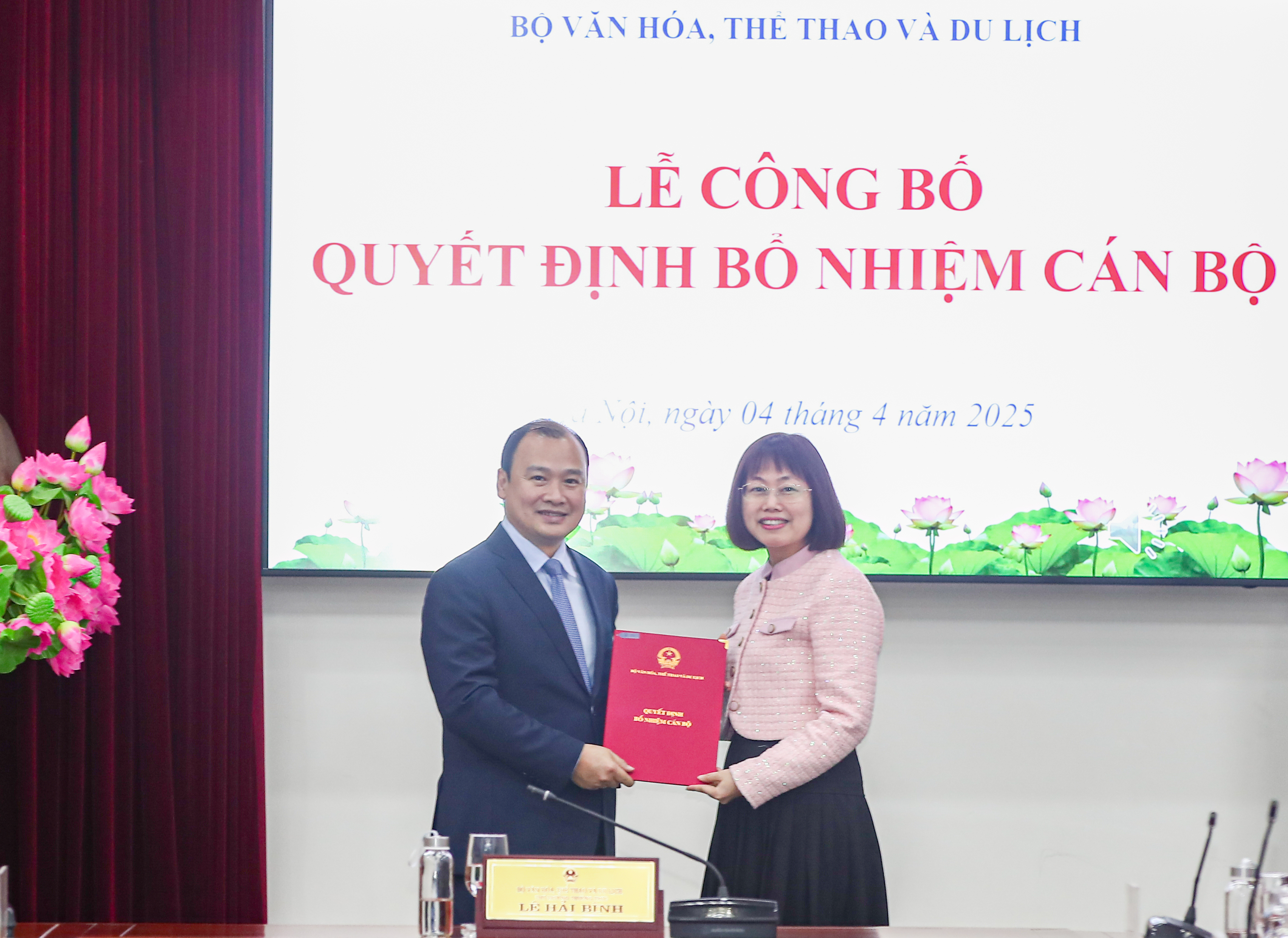 Trao các quyết định về công tác cán bộ tại Bộ VHTTDL