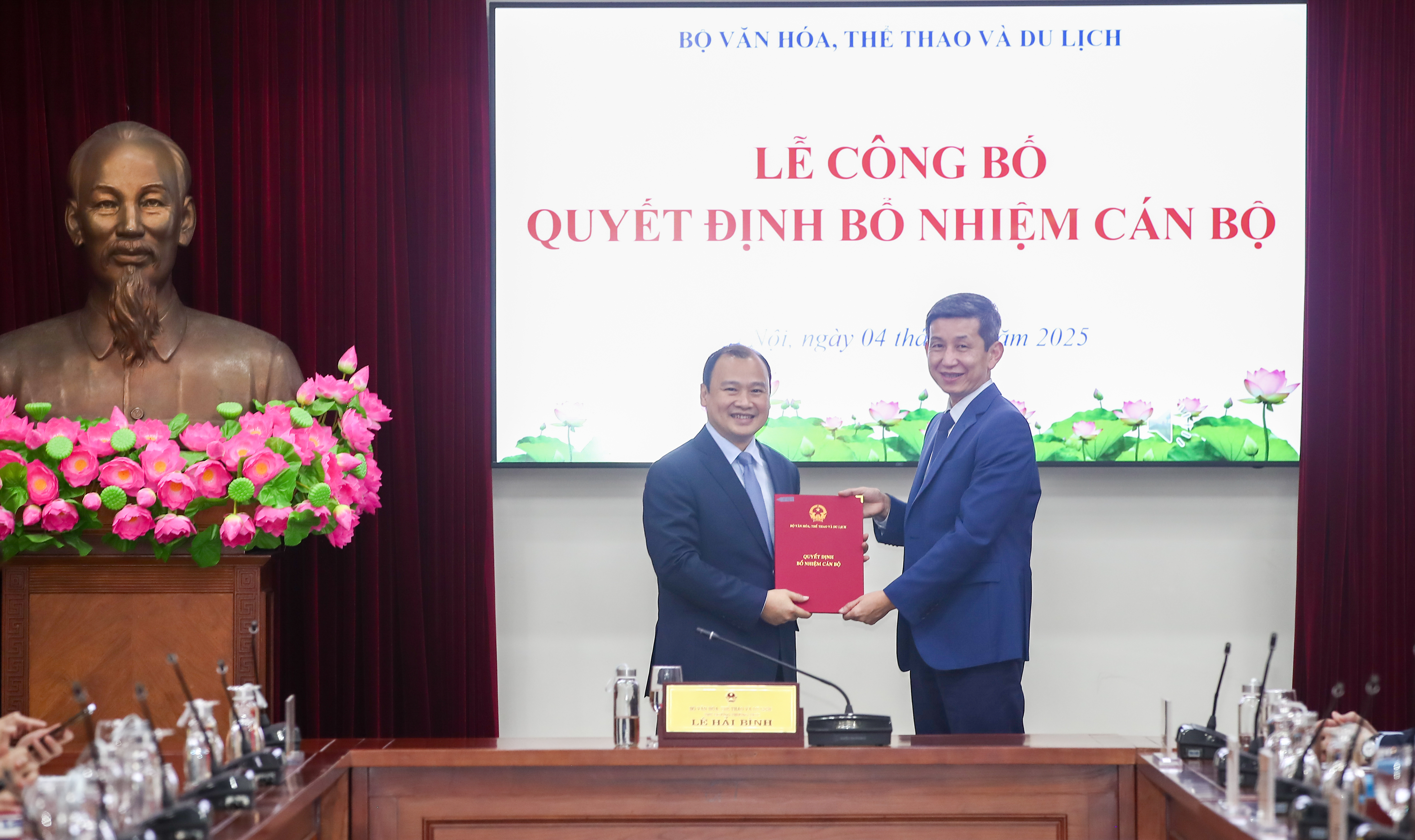 Trao các quyết định về công tác cán bộ tại Bộ VHTTDL