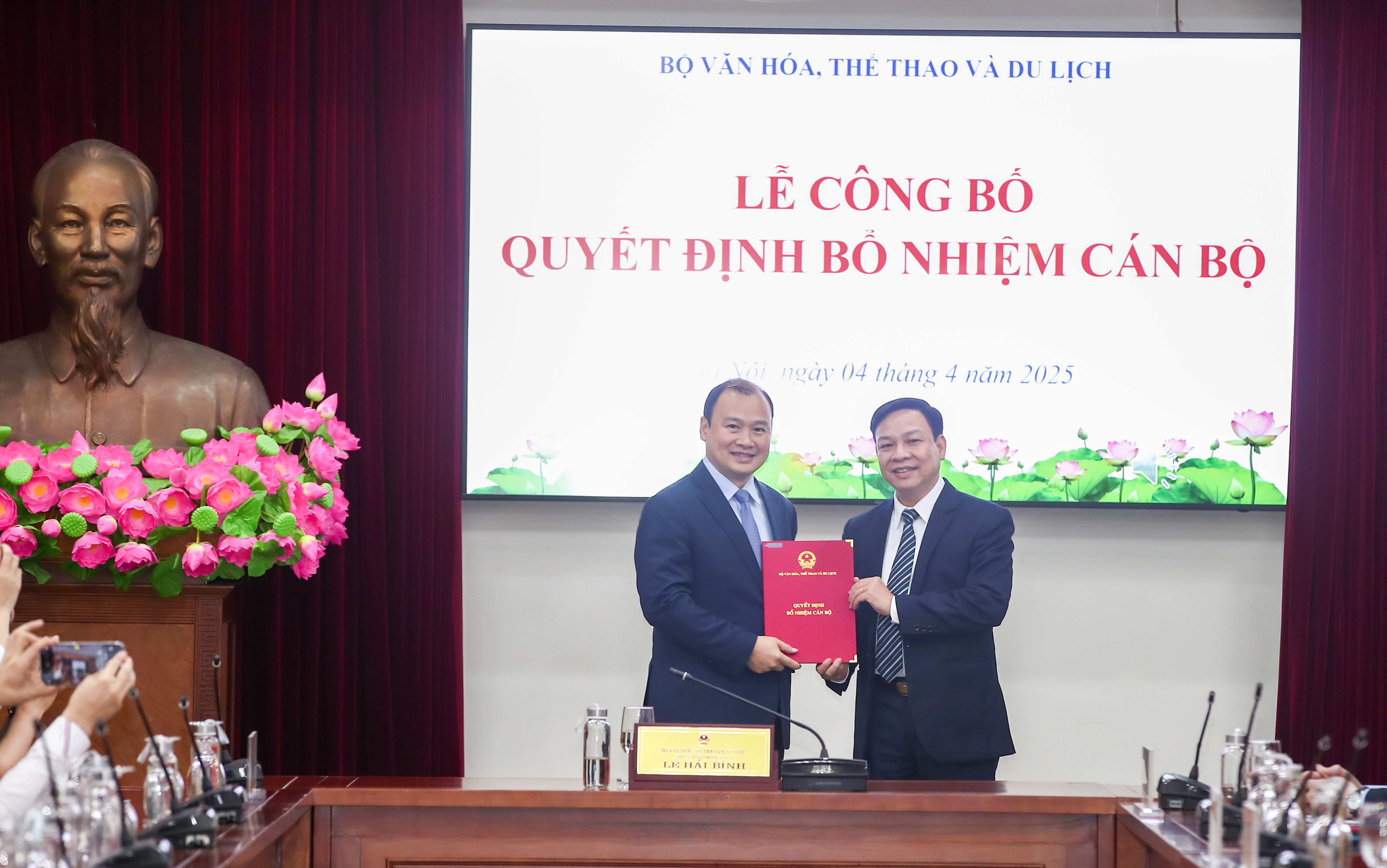 Trao các quyết định về công tác cán bộ tại Bộ VHTTDL