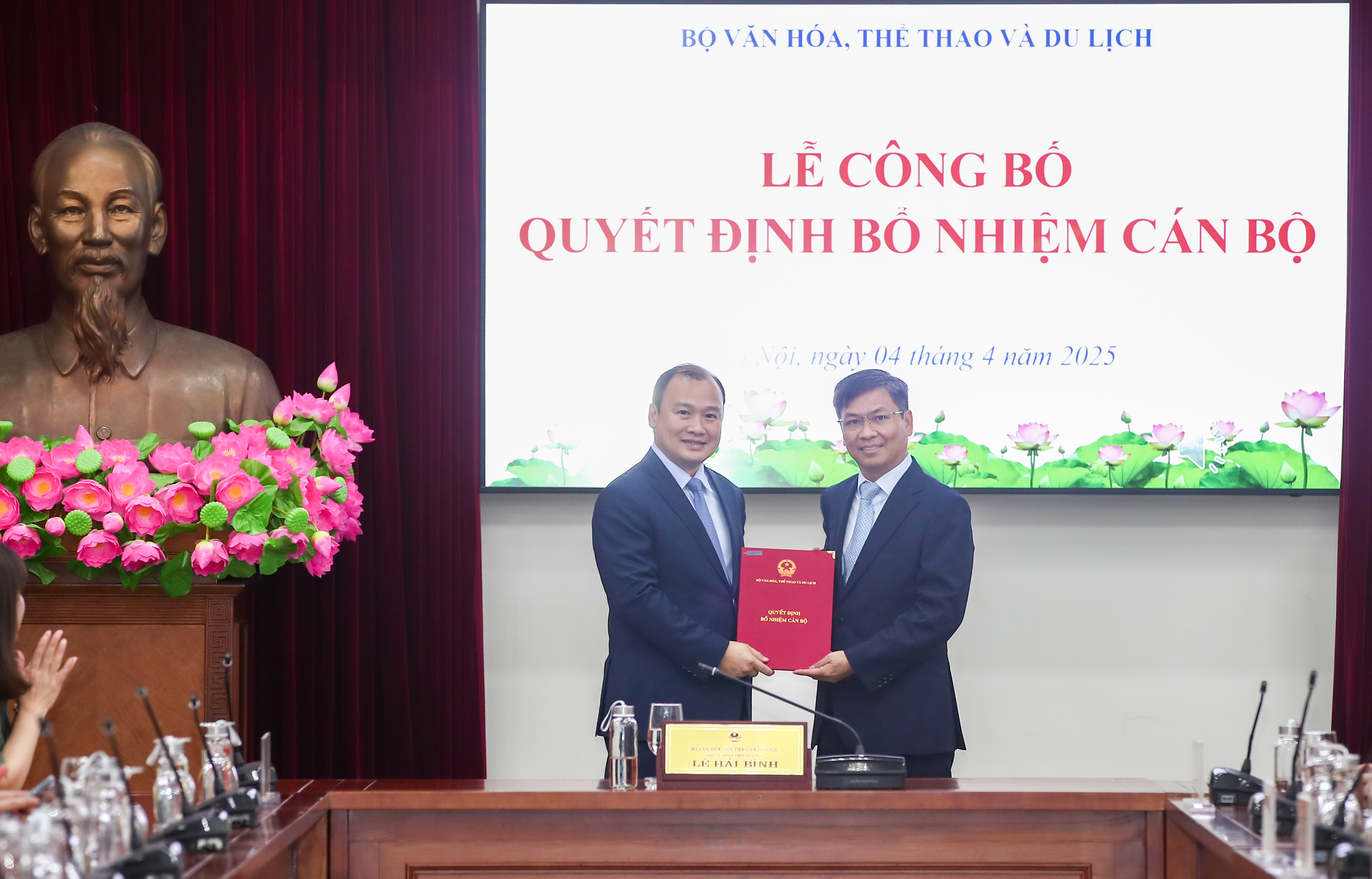 Trao các quyết định về công tác cán bộ tại Bộ VHTTDL