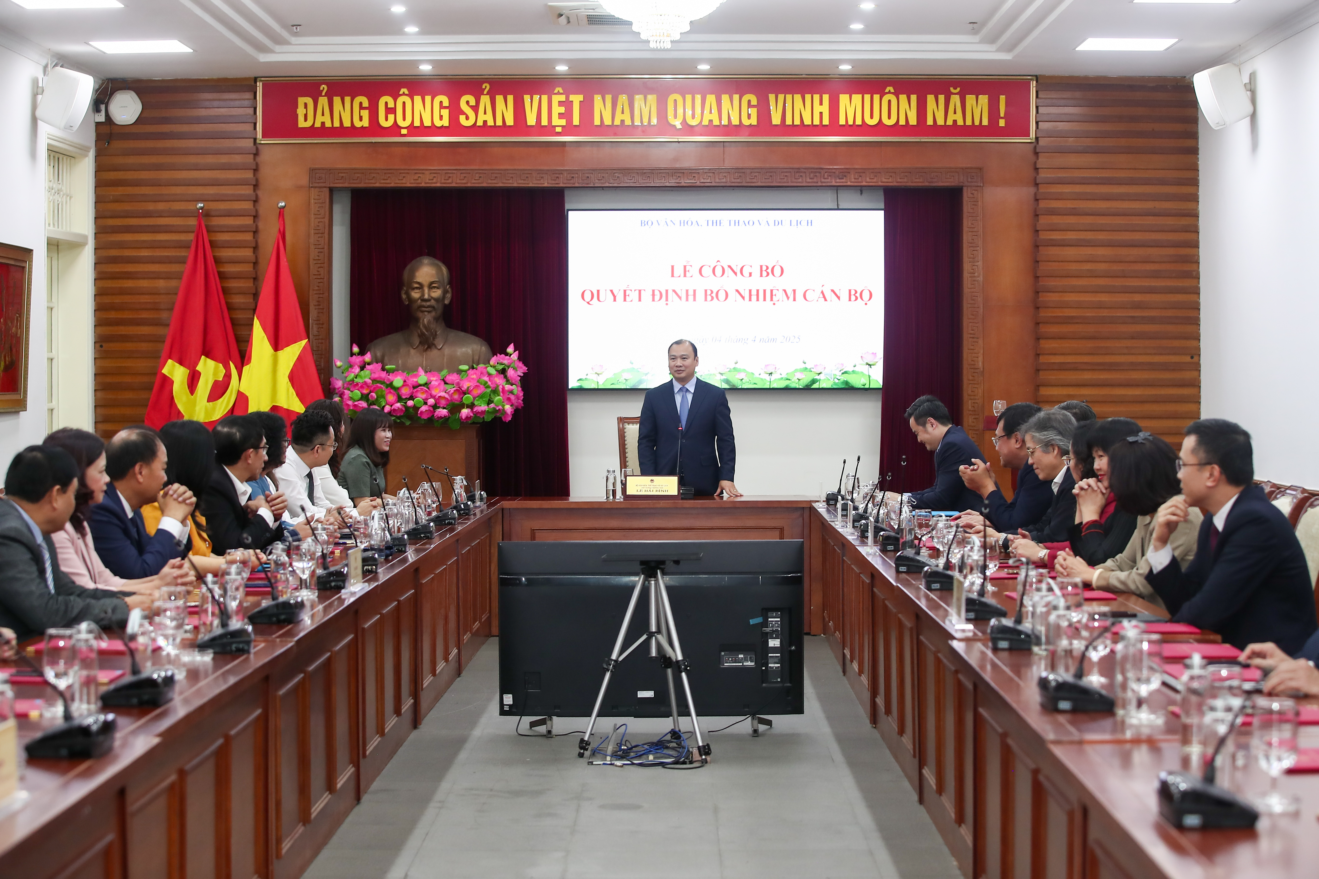 Trao các quyết định về công tác cán bộ tại Bộ VHTTDL