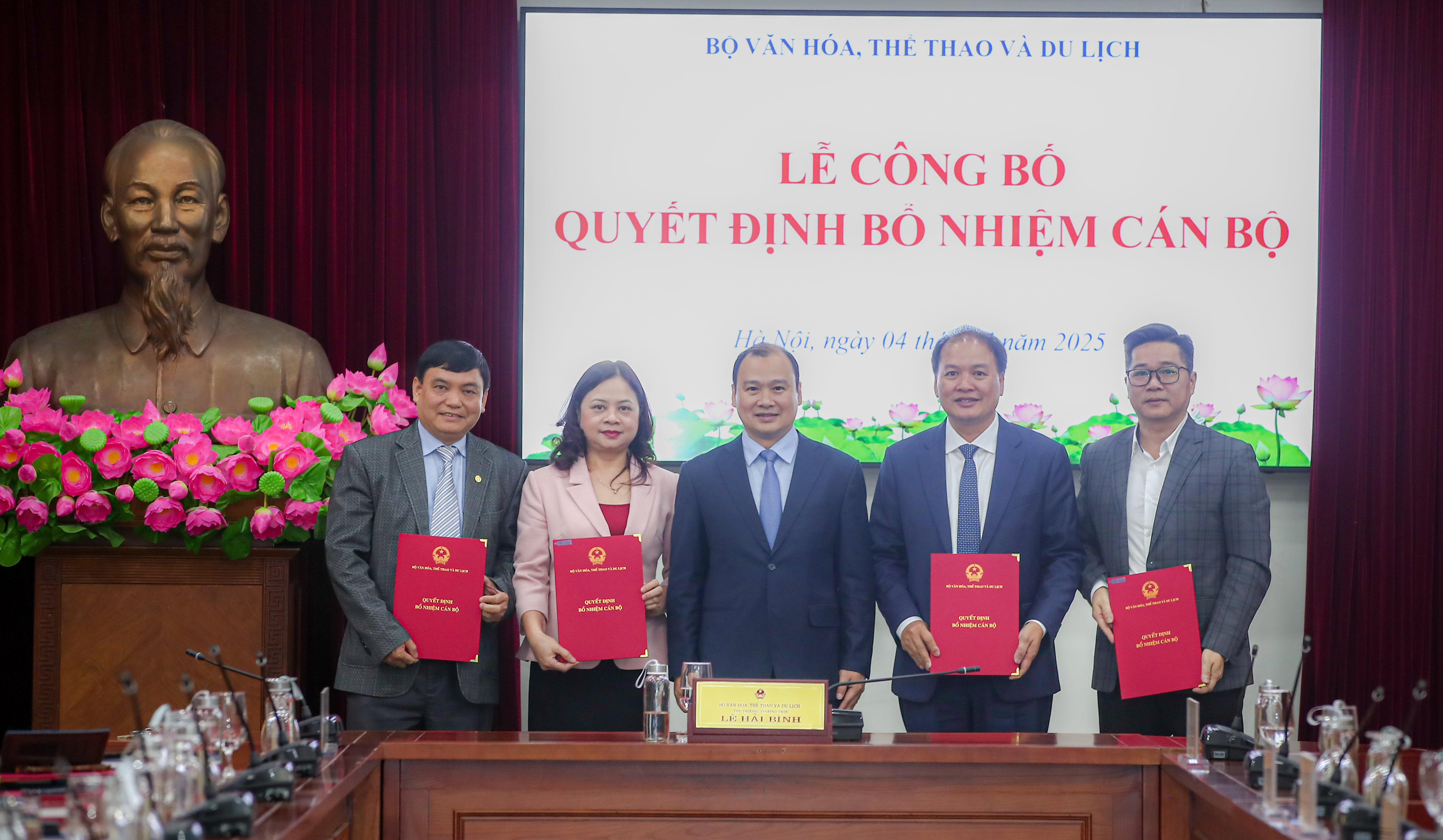 Trao các quyết định về công tác cán bộ tại Bộ VHTTDL