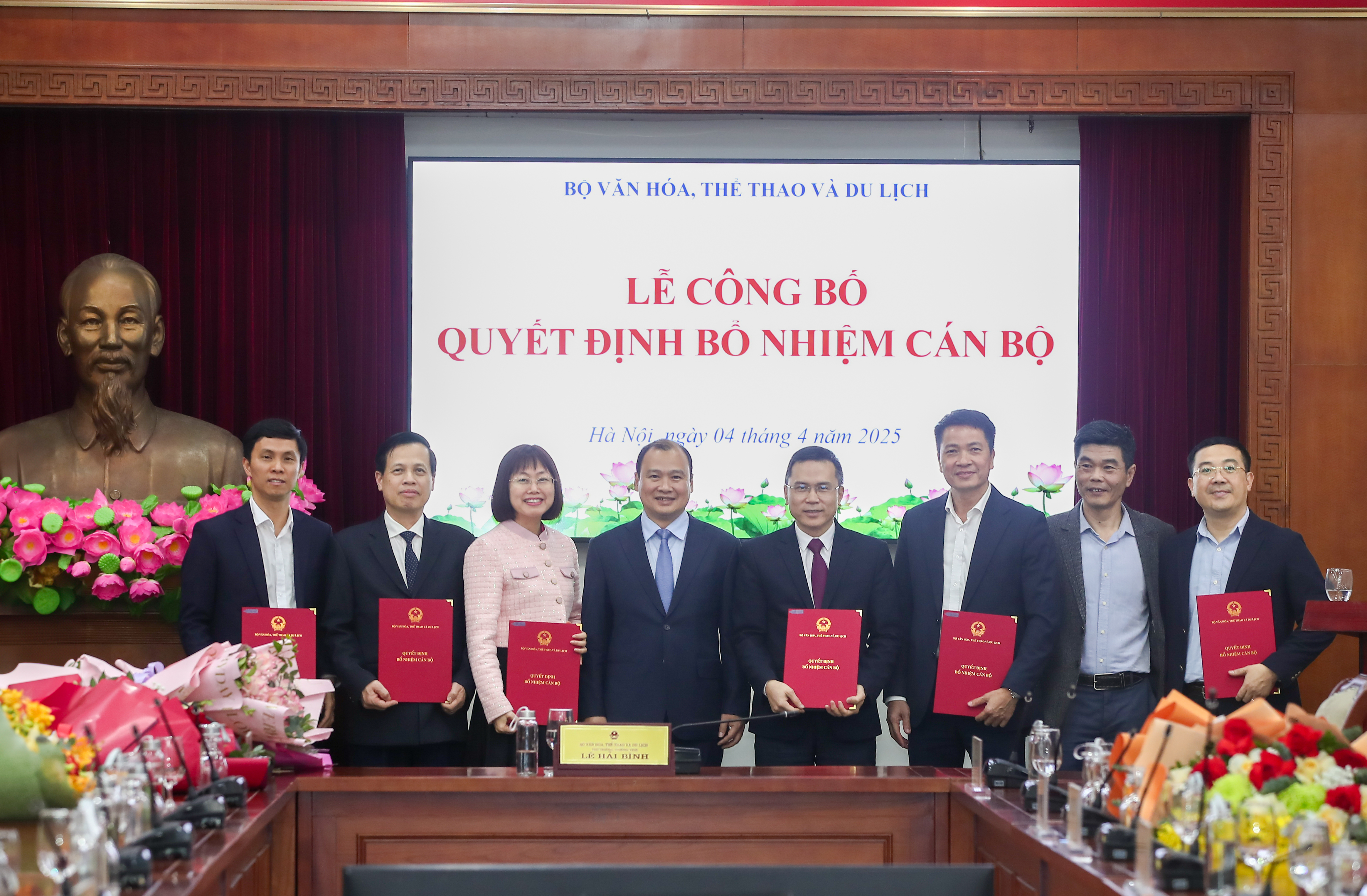 Trao các quyết định về công tác cán bộ tại Bộ VHTTDL
