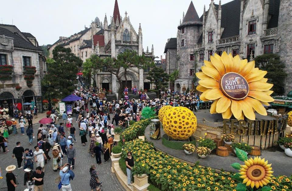 Sun World Ba Na Hills đón lượng khách kỷ lục dịp Giỗ Tổ Hùng Vương - Ảnh 1. Sun World Ba Na Hills đón lượng khách kỷ lục dịp Giỗ Tổ Hùng Vương - Ảnh 1.