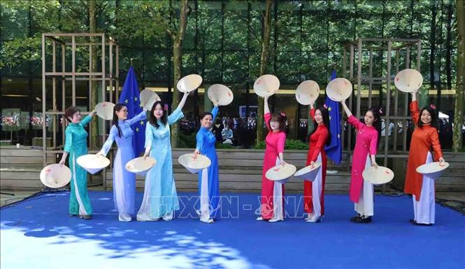 Rực rỡ sắc màu văn hóa Việt Nam tại trái tim châu Âu - Ảnh 3. Rực rỡ sắc màu văn hóa Việt Nam tại trái tim châu Âu - Ảnh 3.