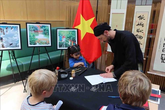Rực rỡ sắc màu văn hóa Việt Nam tại trái tim châu Âu - Ảnh 6. Rực rỡ sắc màu văn hóa Việt Nam tại trái tim châu Âu - Ảnh 6.