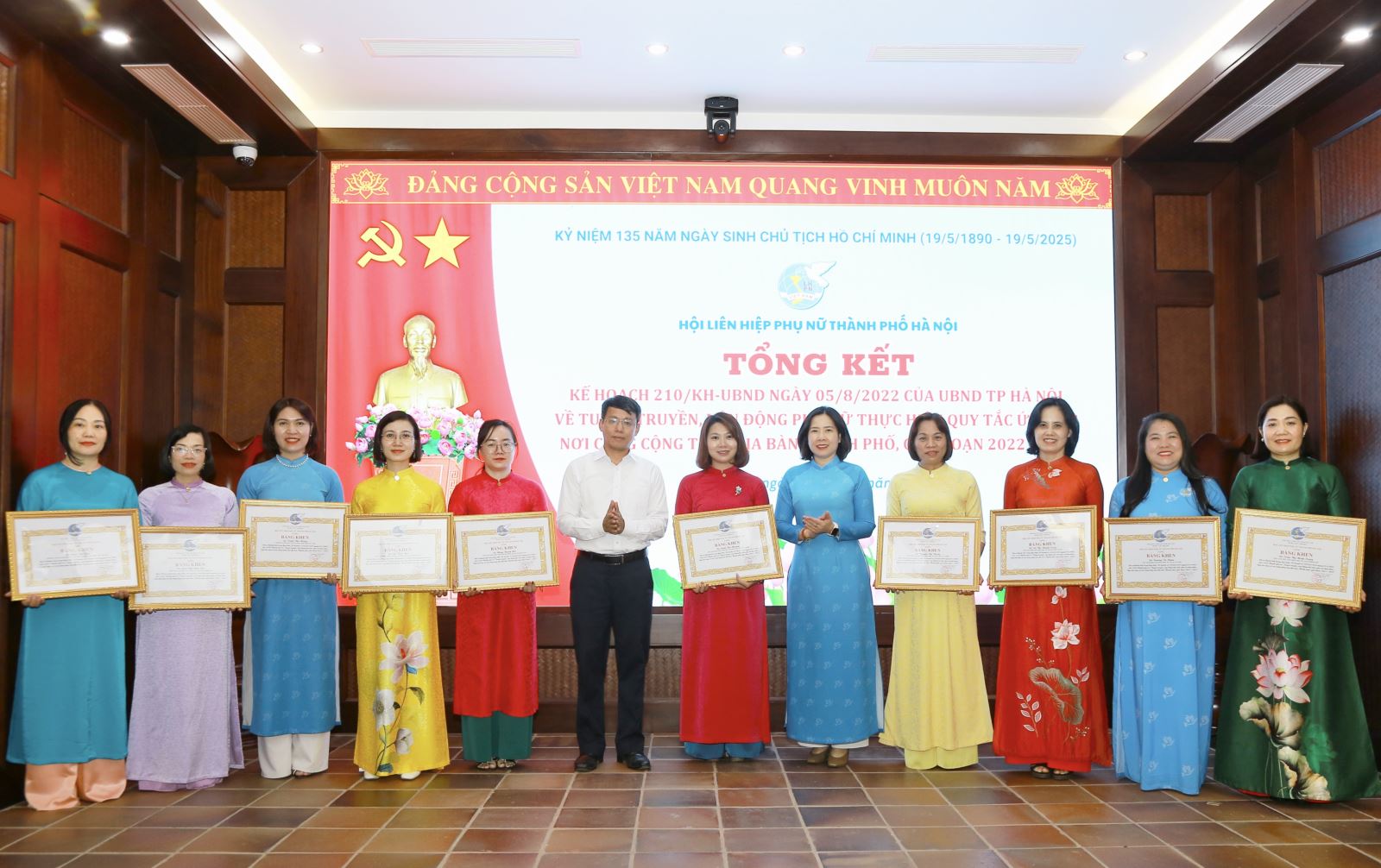 Tôn vinh phụ nữ Thủ đô điển hình tiêu biểu làm theo lời Bác giai đoạn 2016-2025 - Ảnh 3. Tôn vinh phụ nữ Thủ đô điển hình tiêu biểu làm theo lời Bác giai đoạn 2016-2025 - Ảnh 3.