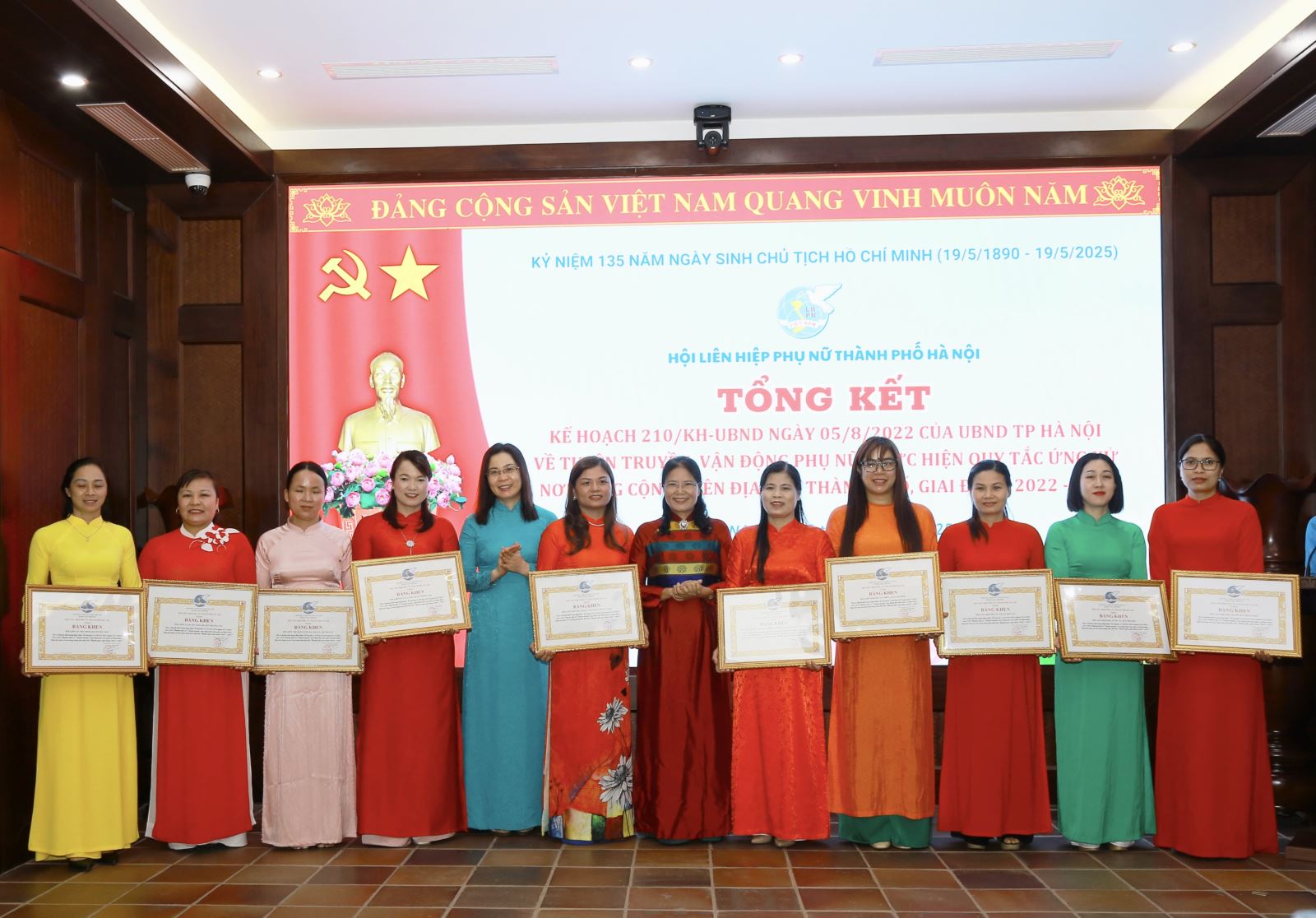 Tôn vinh phụ nữ Thủ đô điển hình tiêu biểu làm theo lời Bác giai đoạn 2016-2025 - Ảnh 2. Tôn vinh phụ nữ Thủ đô điển hình tiêu biểu làm theo lời Bác giai đoạn 2016-2025 - Ảnh 2.