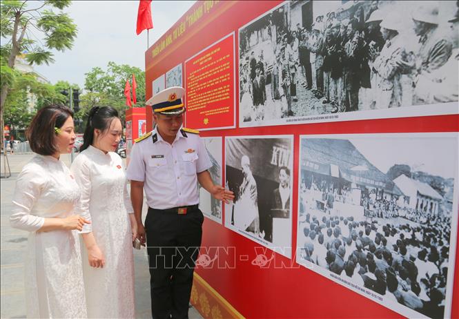 Trưng bày 300 bức ảnh tại triển lãm 70 năm xây dựng và phát triển Hải Phòng - Ảnh 3. Trưng bày 300 bức ảnh tại triển lãm 70 năm xây dựng và phát triển Hải Phòng - Ảnh 3.