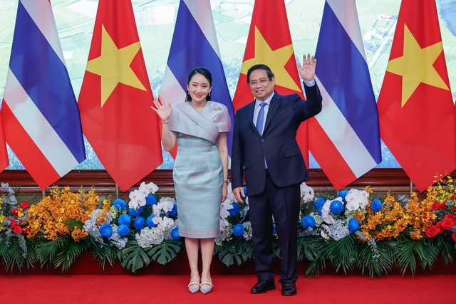 Thủ tướng Phạm Minh Chính cùng Thủ tướng Thái Lan tham quan triển lãm sản phẩm thủ công mỹ nghệ Việt Nam - Ảnh 1. Thủ tướng Phạm Minh Chính cùng Thủ tướng Thái Lan tham quan triển lãm sản phẩm thủ công mỹ nghệ Việt Nam - Ảnh 1.