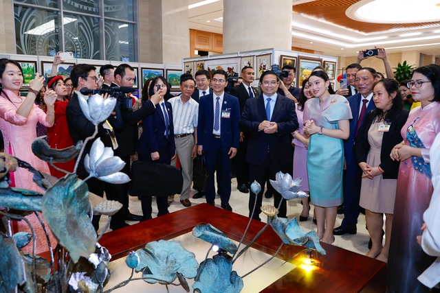 Thủ tướng Phạm Minh Chính cùng Thủ tướng Thái Lan tham quan triển lãm sản phẩm thủ công mỹ nghệ Việt Nam - Ảnh 2. Thủ tướng Phạm Minh Chính cùng Thủ tướng Thái Lan tham quan triển lãm sản phẩm thủ công mỹ nghệ Việt Nam - Ảnh 2.