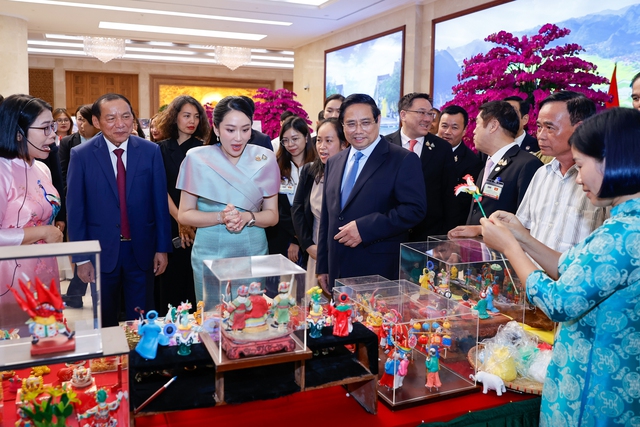 Thủ tướng Phạm Minh Chính cùng Thủ tướng Thái Lan tham quan triển lãm sản phẩm thủ công mỹ nghệ Việt Nam - Ảnh 3. Thủ tướng Phạm Minh Chính cùng Thủ tướng Thái Lan tham quan triển lãm sản phẩm thủ công mỹ nghệ Việt Nam - Ảnh 3.