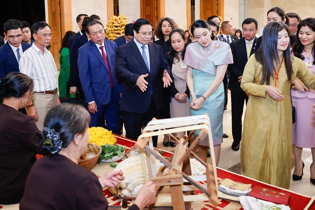 Thủ tướng Phạm Minh Chính cùng Thủ tướng Thái Lan tham quan triển lãm sản phẩm thủ công mỹ nghệ Việt Nam - Ảnh 4. Thủ tướng Phạm Minh Chính cùng Thủ tướng Thái Lan tham quan triển lãm sản phẩm thủ công mỹ nghệ Việt Nam - Ảnh 4.