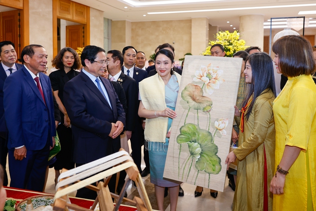 Thủ tướng Phạm Minh Chính cùng Thủ tướng Thái Lan tham quan triển lãm sản phẩm thủ công mỹ nghệ Việt Nam - Ảnh 5. Thủ tướng Phạm Minh Chính cùng Thủ tướng Thái Lan tham quan triển lãm sản phẩm thủ công mỹ nghệ Việt Nam - Ảnh 5.